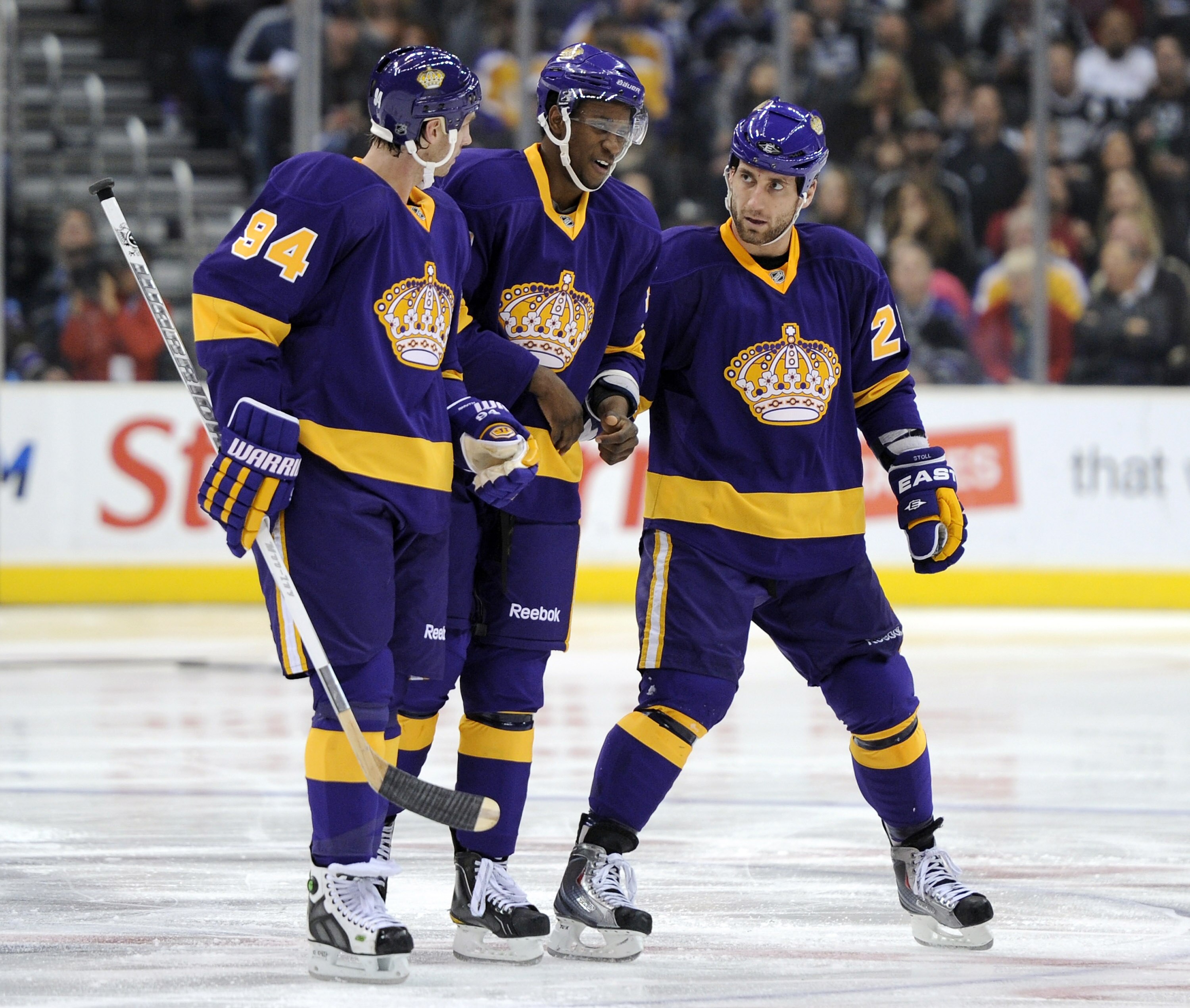 LOS ANGELES, CA - JANUARY 15:  Wayne Simmonds #17 of the Los Angeles Kings leaves the ice after an injury as he is helped by Jarret Stoll #28 and Ryan Smyth #94 during the game against the Edmonton Oilers at the Staples Center on January 15, 2011 in Los A