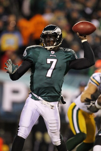 PHILADELPHIA, PA - JANUARY 09:  Michael Vick #7 of the Philadelphia Eagles scrambles against the Green Bay Packers during the 2011 NFC wild card playoff game at Lincoln Financial Field on January 9, 2011 in Philadelphia, Pennsylvania.  (Photo by Al Bello/