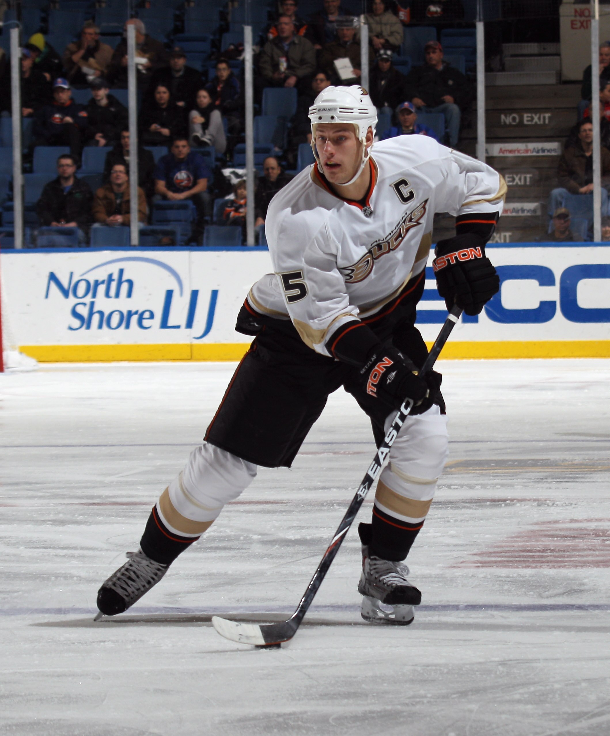 UNIONDALE, NY - DECEMBER 16:  Ryan Getzlaf #15 of the Anaheim Ducks skates against the New York Islanders at the Nassau Coliseum on December 16, 2010 in Uniondale, New York.  (Photo by Bruce Bennett/Getty Images)