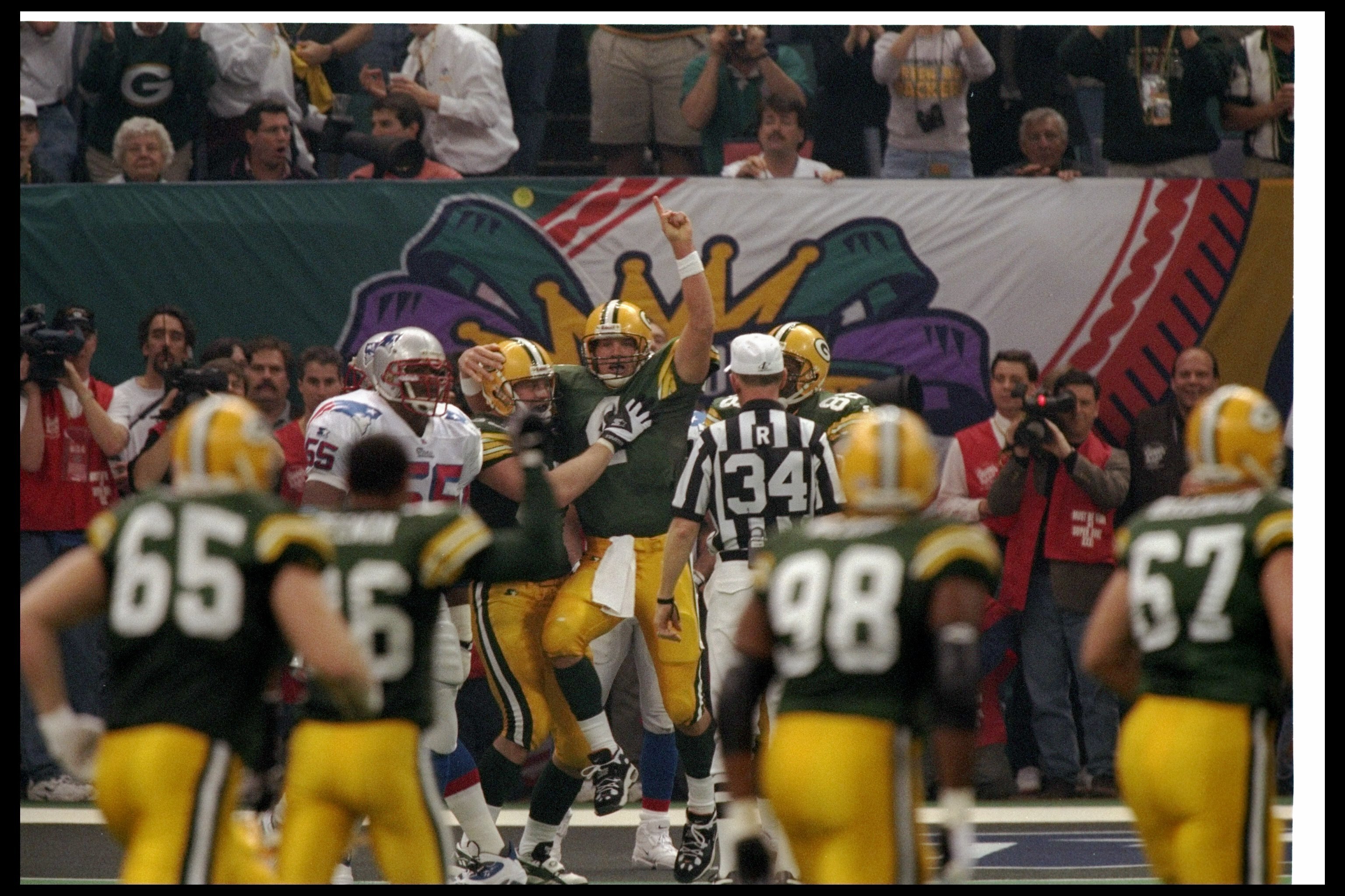 26 Jan 1997:  Quarterback Brett Favre of the Green Bay Packers celebrates during Super Bowl XXXI against the New England Patriots at the Superdome in New Orleans, Louisiana.  The Packers won the game, 35-21. Mandatory Credit: Brian Bahr  /Allsport