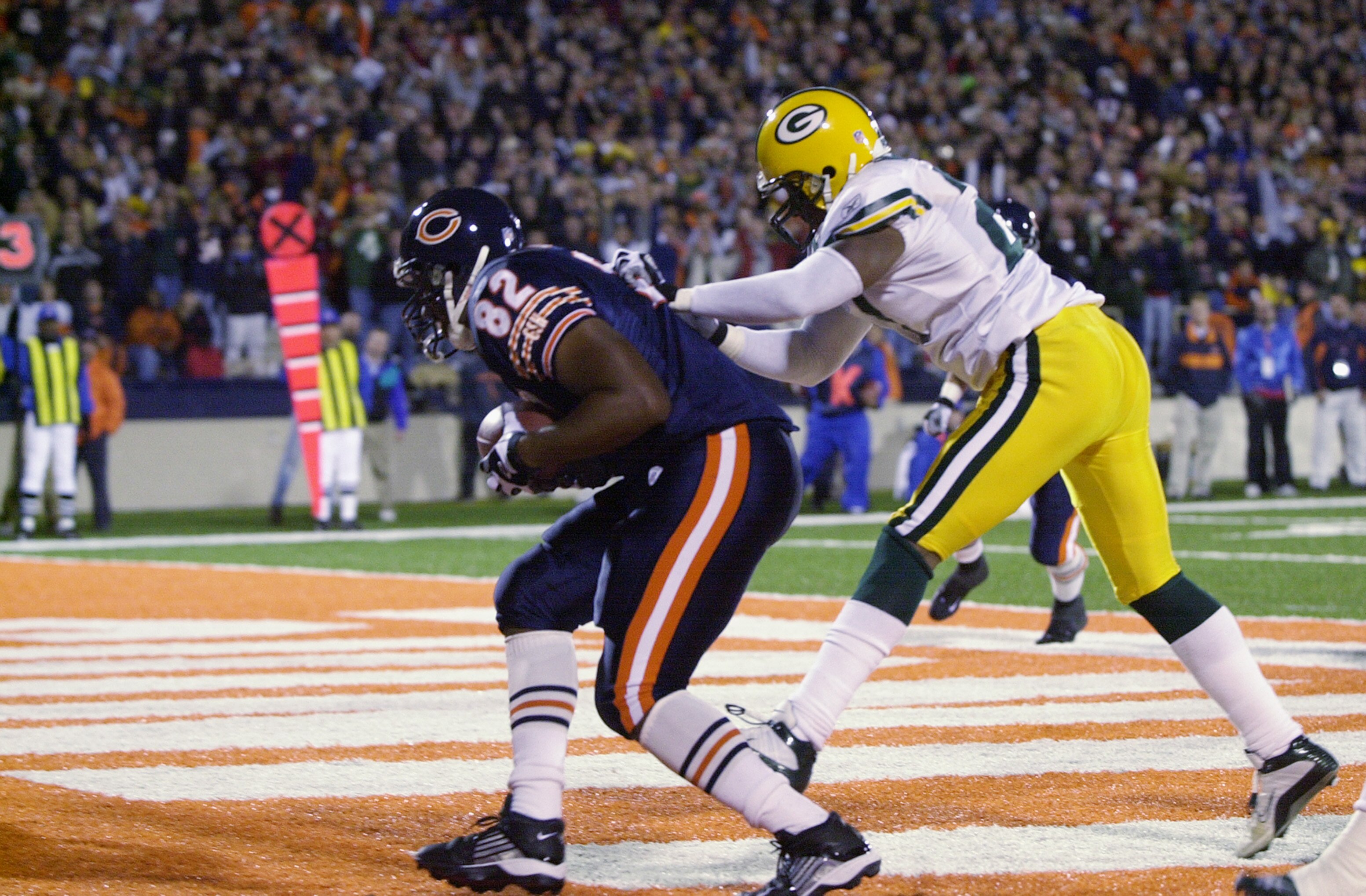 CHAMPAIGN, IL - OCTOBER 7:  Tight end John Davis #82 of the Chicago Bears hauls in a touchdown pass in the second quarter under pressure from cornerback Tod McBride #27 of the Green Bay Packers during their game on October 7, 2002 at Memorial Stadium at t