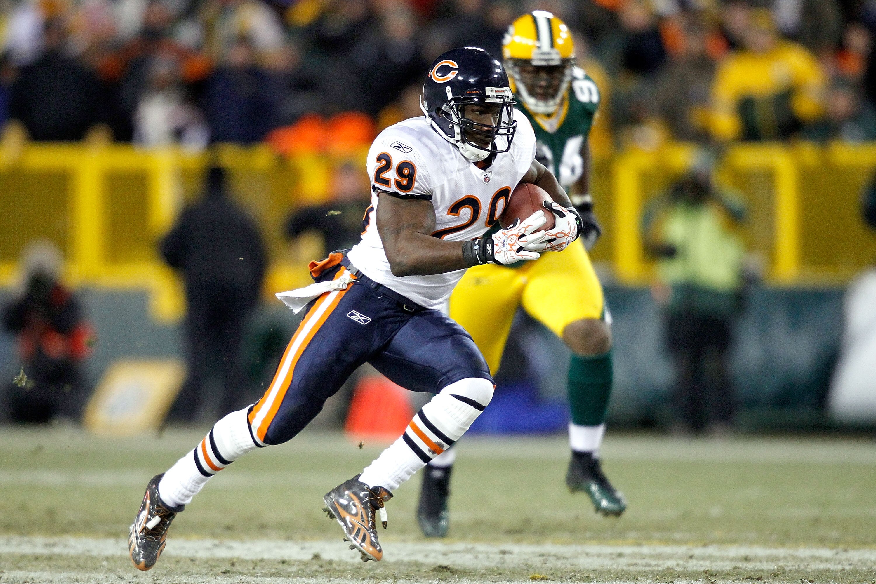 GREEN BAY, WI - JANUARY 02: Chester Taylor #29 of the Chicago Bears carries the ball against the Green Bay Packers at Lambeau Field on January 2, 2011 in Green Bay, Wisconsin.  (Photo by Matthew Stockman/Getty Images)
