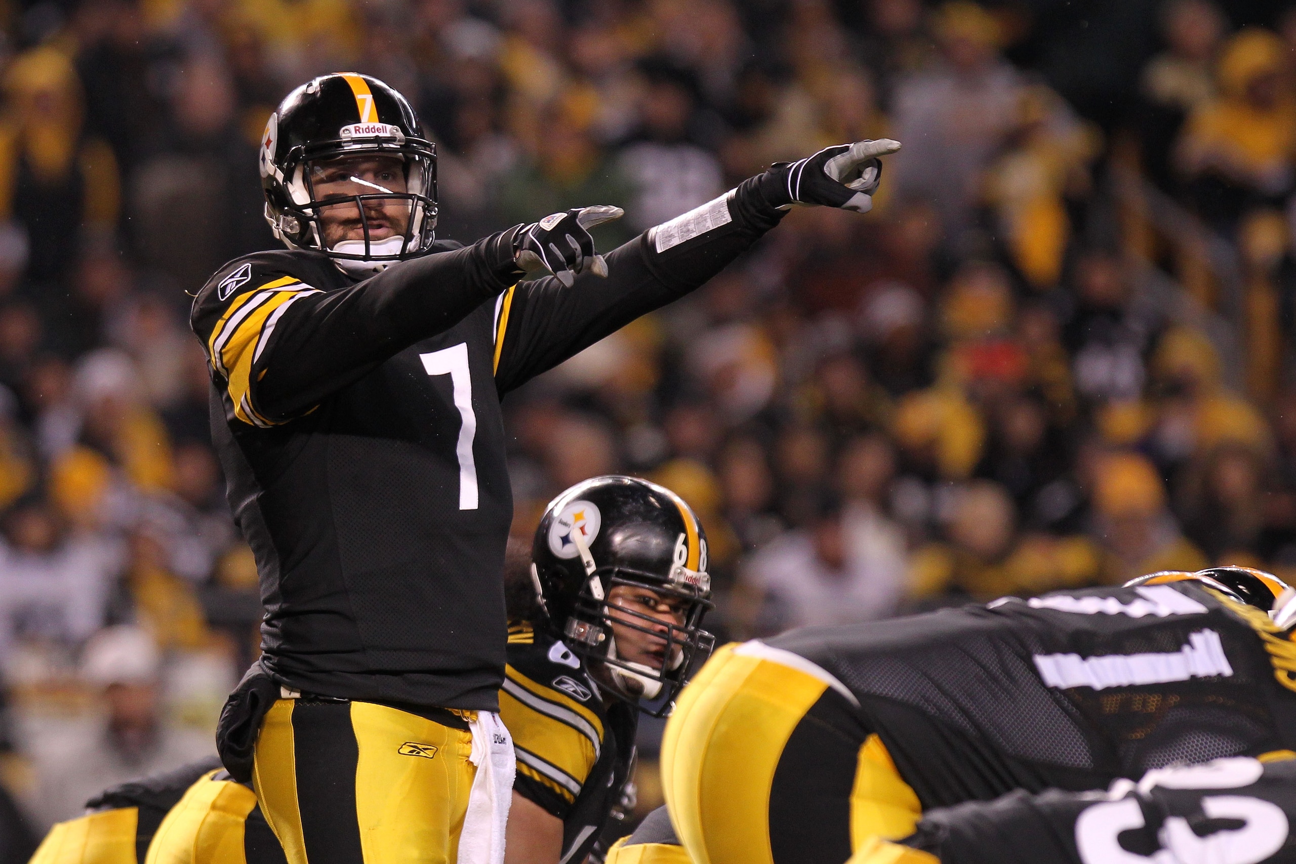 PITTSBURGH, PA - JANUARY 15:  Quarterback Ben Roethlisberger #7 of the Pittsburgh Steelers signals against the Baltimore Ravens in the first quarter of the AFC Divisional Playoff Game at Heinz Field on January 15, 2011 in Pittsburgh, Pennsylvania.  (Photo