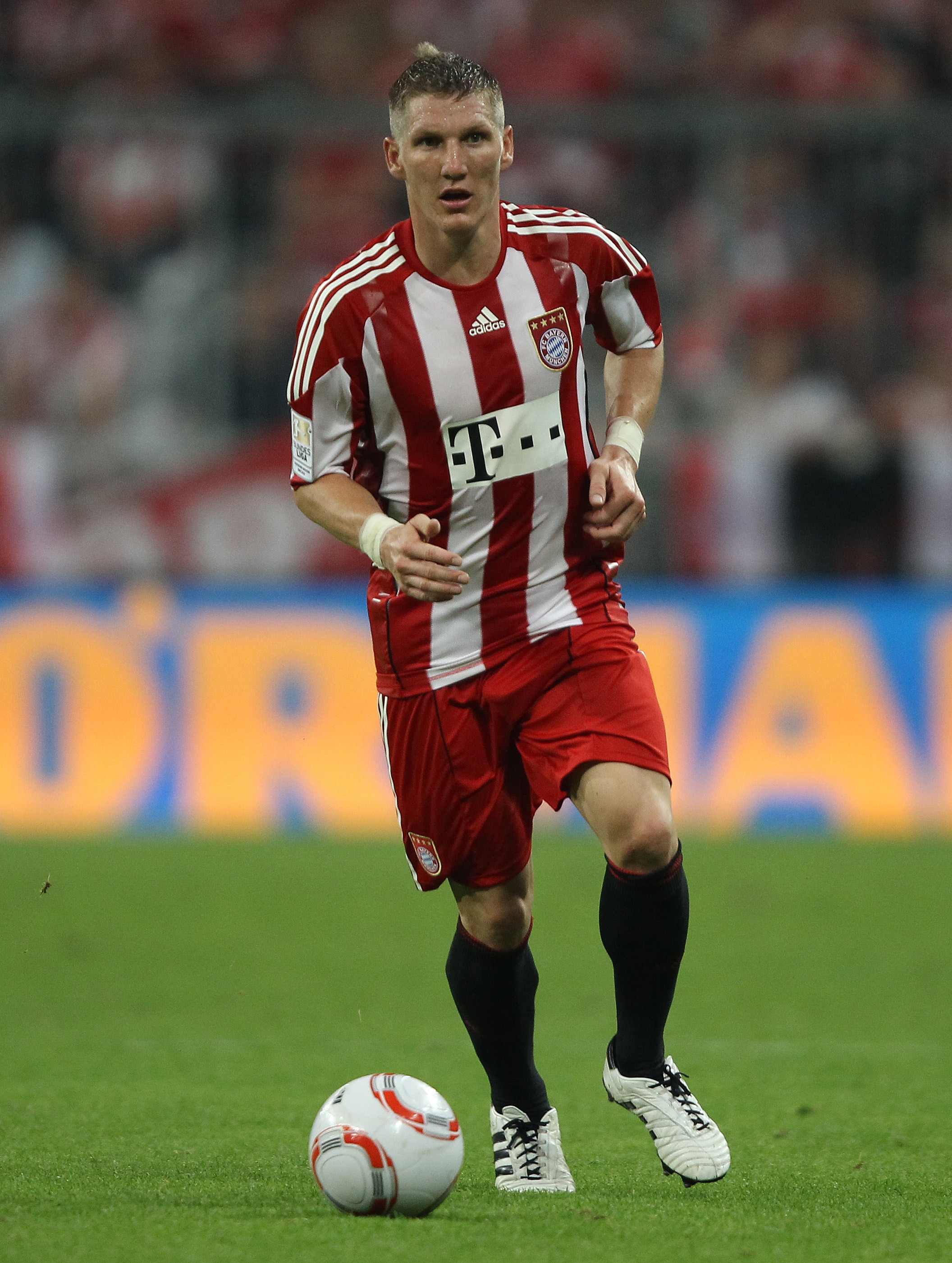 MUNICH, GERMANY - AUGUST 20:  Bastian Schweinsteiger of Bayern runs with the ball during the Bundesliga match between FC Bayern Muenchen and VfL Wolfsburg at Allianz Arena on August 20, 2010 in Munich, Germany.  (Photo by Clive Brunskill/Getty Images)