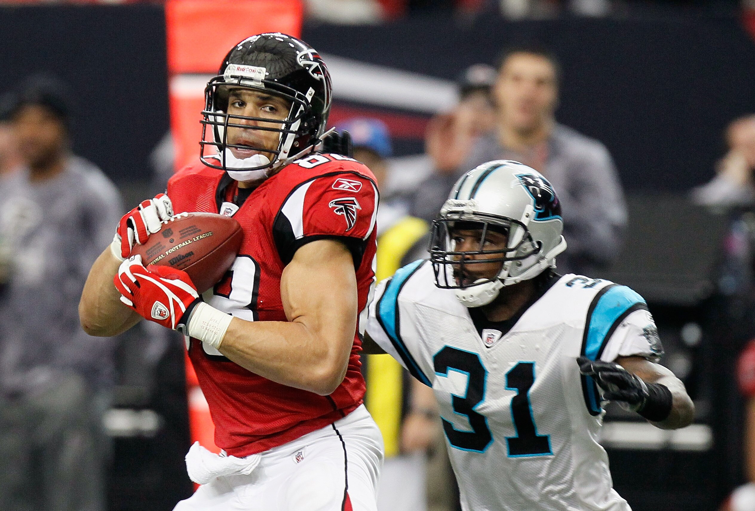 ATLANTA, GA - JANUARY 02:  Tony Gonzalez #88 of the Atlanta Falcons pulls in a reception against Richard Marshall #31 of the Carolina Panthers at Georgia Dome on January 2, 2011 in Atlanta, Georgia.  (Photo by Kevin C. Cox/Getty Images)