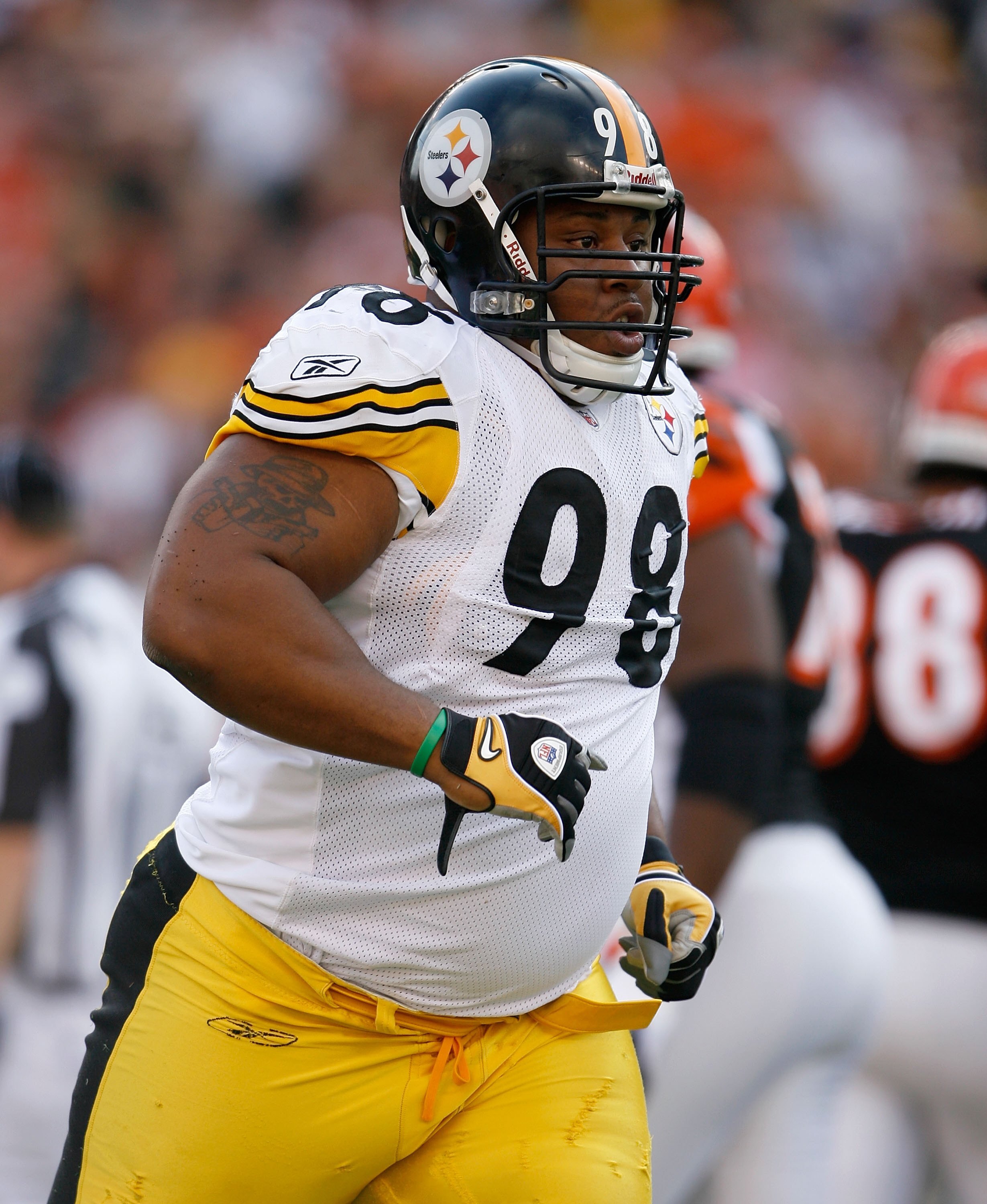 CINCINNATI - SEPTEMBER 27:  Casey Hampton #98 of the Pittsburgh Steelers is pictured during the NFL game against the Cincinnati Bengals at Paul Brown Stadium on September 27, 2009 in Cincinnati, Ohio.  (Photo by Andy Lyons/Getty Images)
