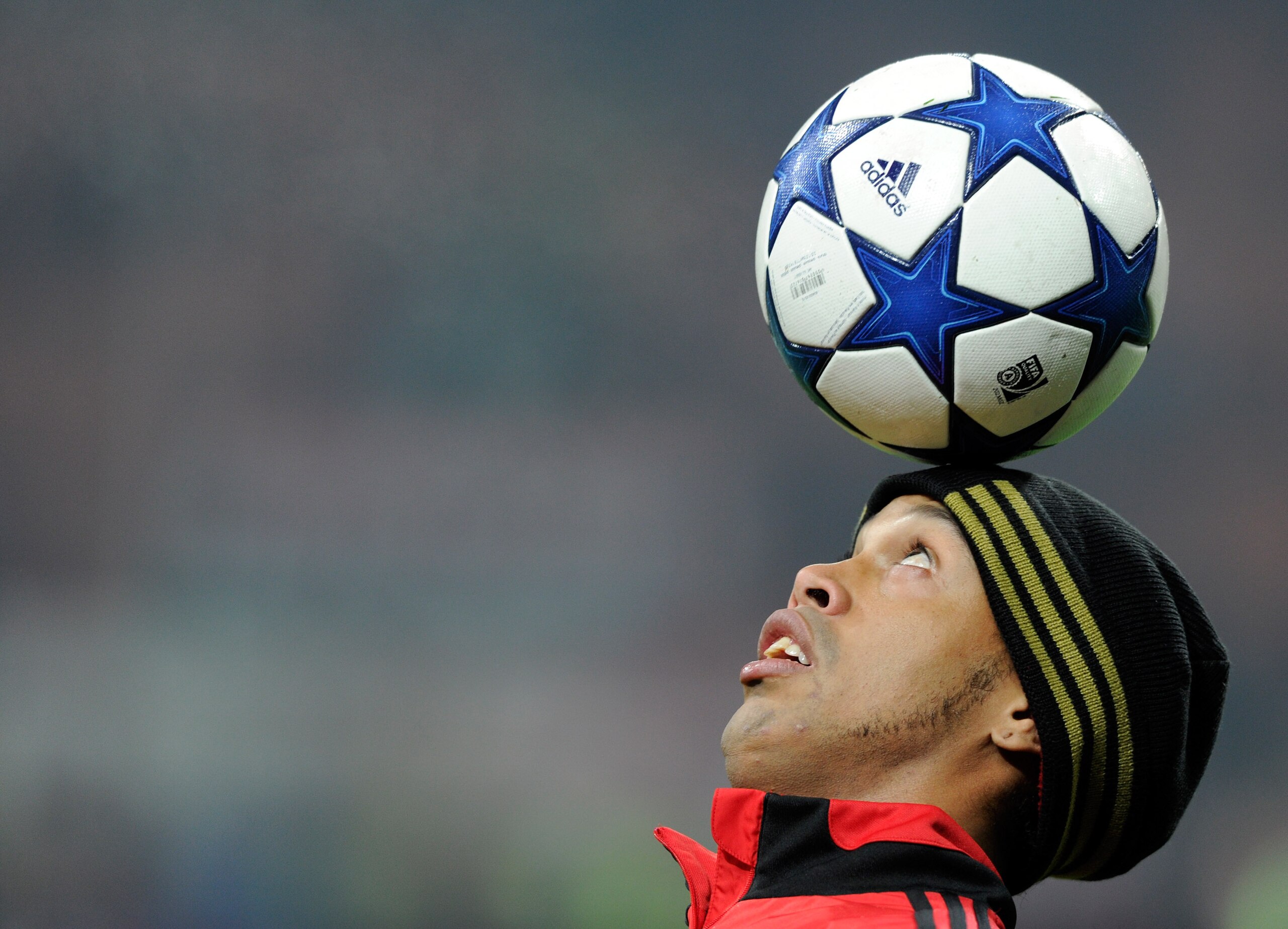 MILAN, ITALY - DECEMBER 08:  Ronaldinho of AC Milan before the UEFA Champions League Group G match between AC Milan and AFC Ajax at Stadio Giuseppe Meazza on December 8, 2010 in Milan, Italy.  (Photo by Claudio Villa/Getty Images)