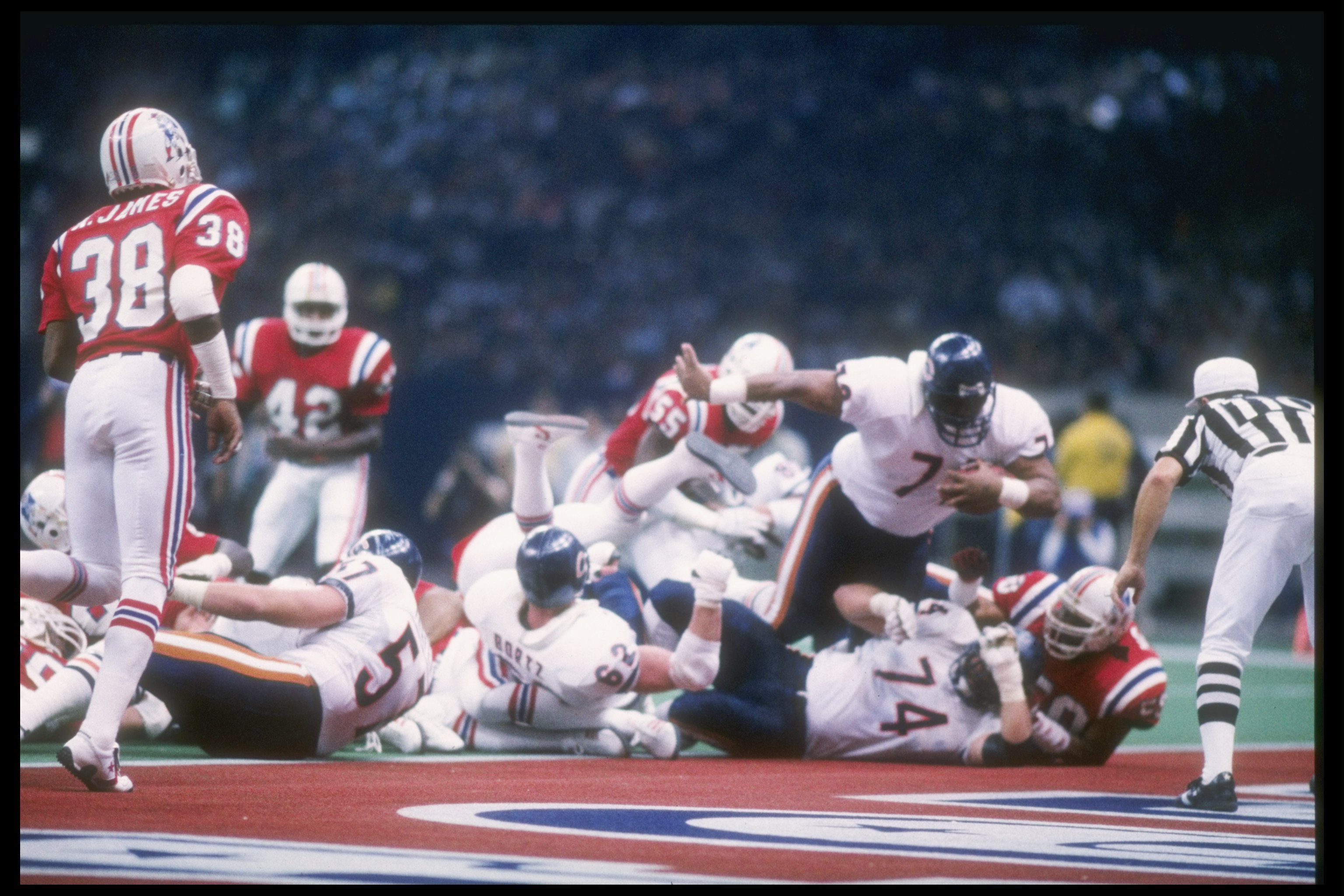 26 Jan 1986: Defensive tacke William Perry #72 of the Chicago Bears dives in for a touchdown during Super Bowl XX against the New England Patriots at the Superdome in New Orleans, Lousiana. The Bears won the game, 46-10.