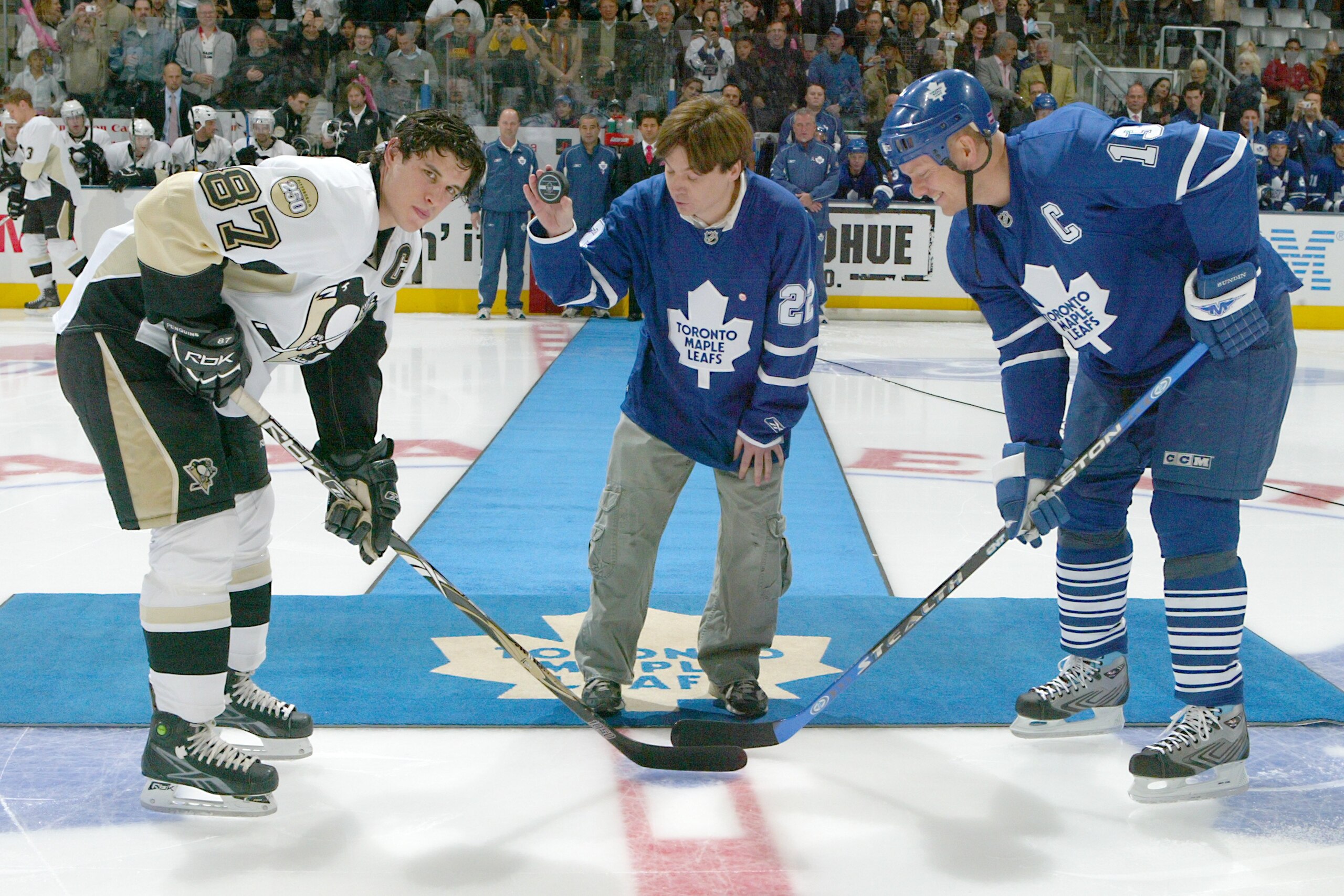 TORONTO - OCTOBER 13:  Mike Myers drops the ceremonial opening faceoff to Sidney Crosby #87 of the Pittsburgh Penguins and Mats Sundin #13 of the Toronto Maple Leafs before the game at Air Canada Centre on October 13, 2007 in Toronto, Ontario. (Photo By D