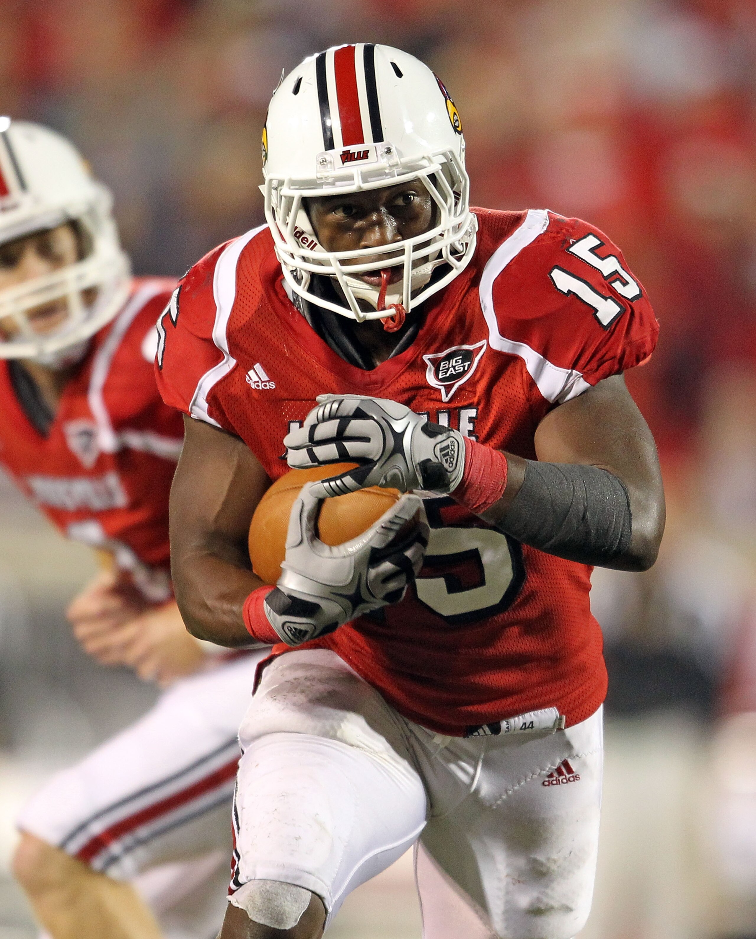 LOUISVILLE, KY - OCTOBER 15: Bilal Powell #15 of the Louisville Cardinals runs for a touchdown during the Big East Conference game against the Cincinnati Bearcats at Papa John's Cardinal Stadium on October 15, 2010 in Louisville, Kentucky. (Photo by An LOUISVILLE, KY - OCTOBER 15: Bilal Powell #15 of the Louisville Cardinals runs for a touchdown during the Big East Conference game against the Cincinnati Bearcats at Papa John's Cardinal Stadium on October 15, 2010 in Louisville, Kentucky. (Photo by An