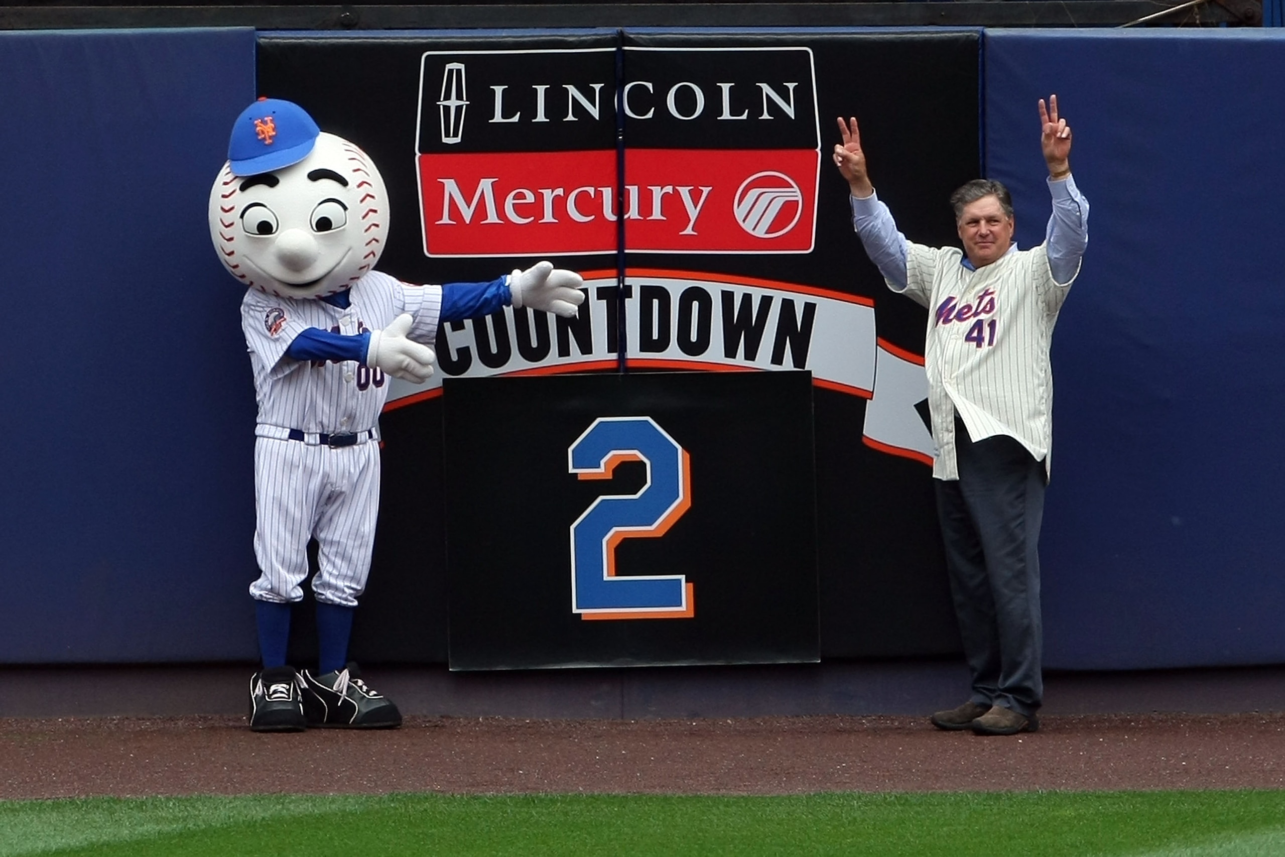 NEW YORK - SEPTEMBER 28: Former New York Mets pitcher Tom Seaver (right) with Mets mascot Mr. Met removing the last countdown number before the last regular season baseball game ever played in Shea Stadium featuring the New York Mets and the Florida Mar NEW YORK - SEPTEMBER 28: Former New York Mets pitcher Tom Seaver (right) with Mets mascot Mr. Met removing the last countdown number before the last regular season baseball game ever played in Shea Stadium featuring the New York Mets and the Florida Mar