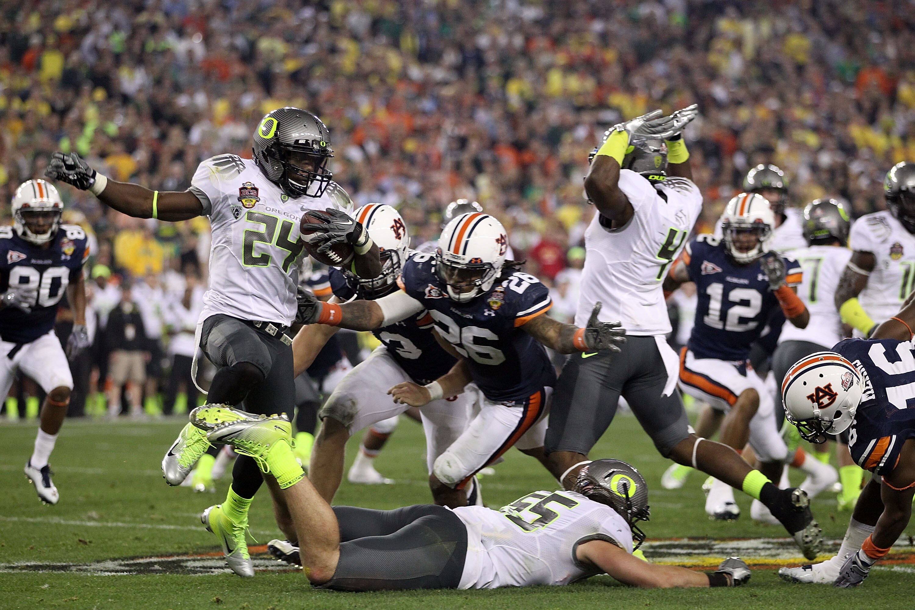 GLENDALE, AZ - JANUARY 10:  Kenjon Barner #24 of the Oregon Ducks runs the ball against the Auburn Tigers during the Tostitos BCS National Championship Game at University of Phoenix Stadium on January 10, 2011 in Glendale, Arizona.  (Photo by Christian Pe