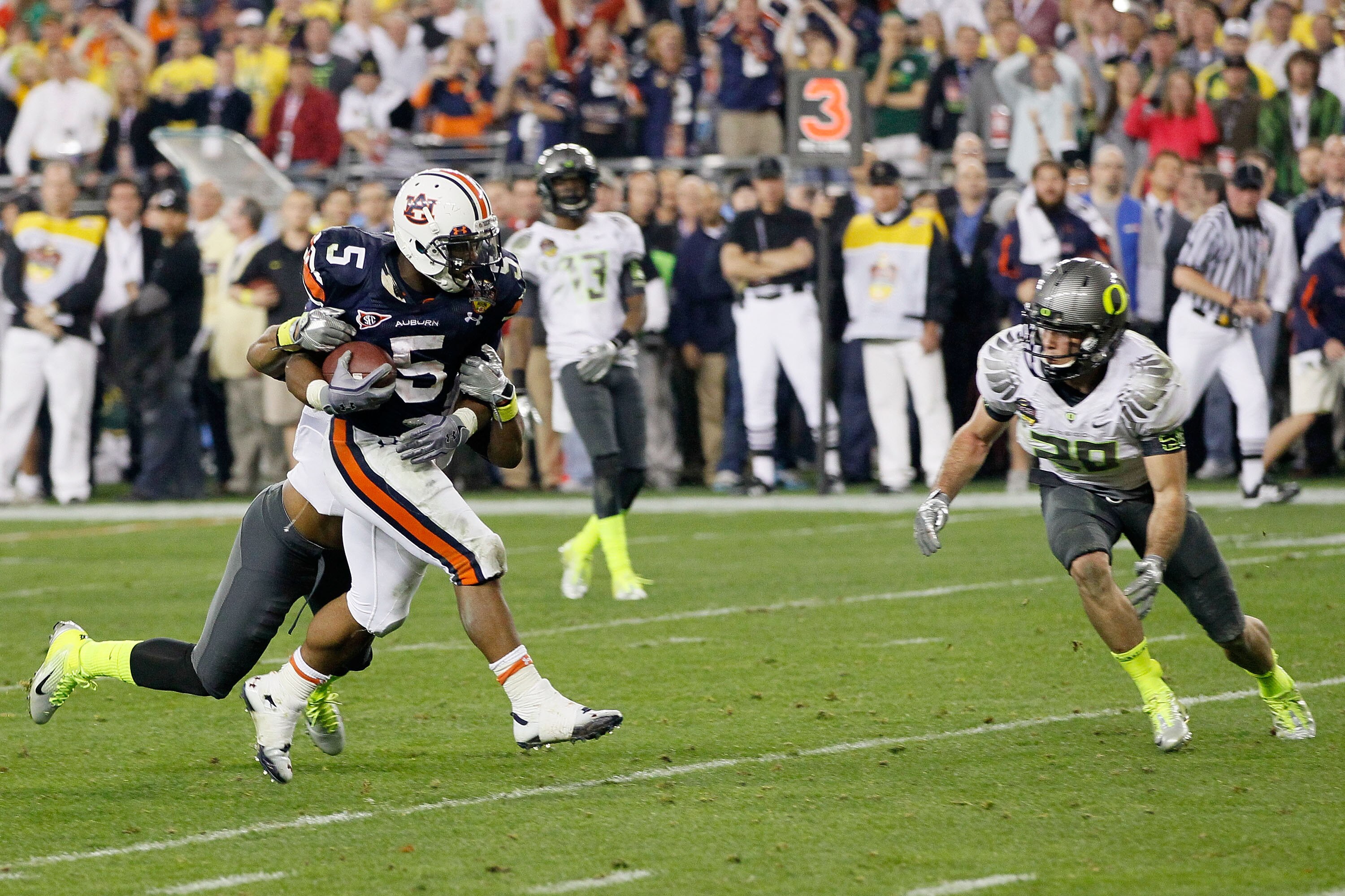 GLENDALE, AZ - JANUARY 10:  Michael Dyer #5 of the Auburn Tigers runs down field against the Oregon Ducks during the Tostitos BCS National Championship Game at University of Phoenix Stadium on January 10, 2011 in Glendale, Arizona.  (Photo by Kevin C. Cox