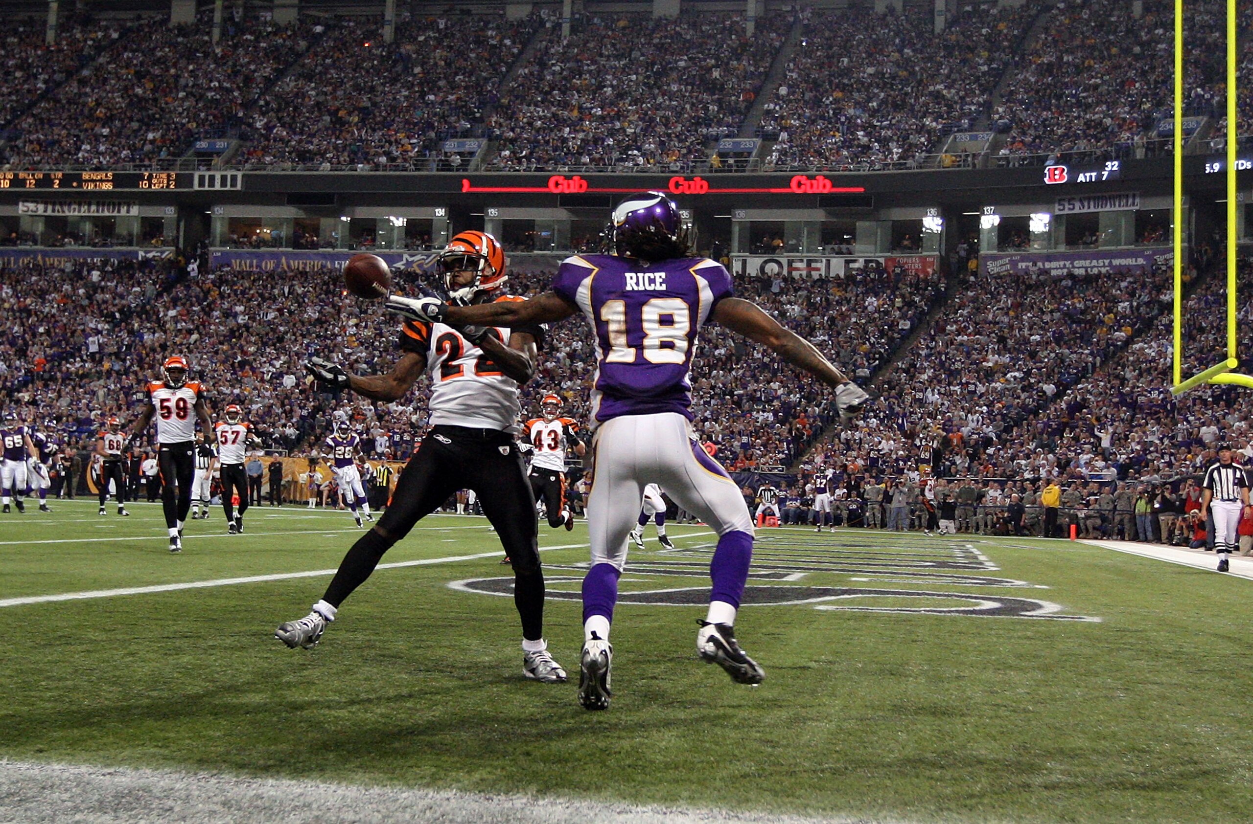 MINNEAPOLIS, MN - DECEMBER 13:  Sidney Rice #18 of the Minnesota Vikings can not hold onto a pass in the endzone as he is defended by Johnathan Joseph #22 of the Cincinnati Bengals on December 13, 2009 at Hubert H. Humphrey Metrodome in Minneapolis, Minne