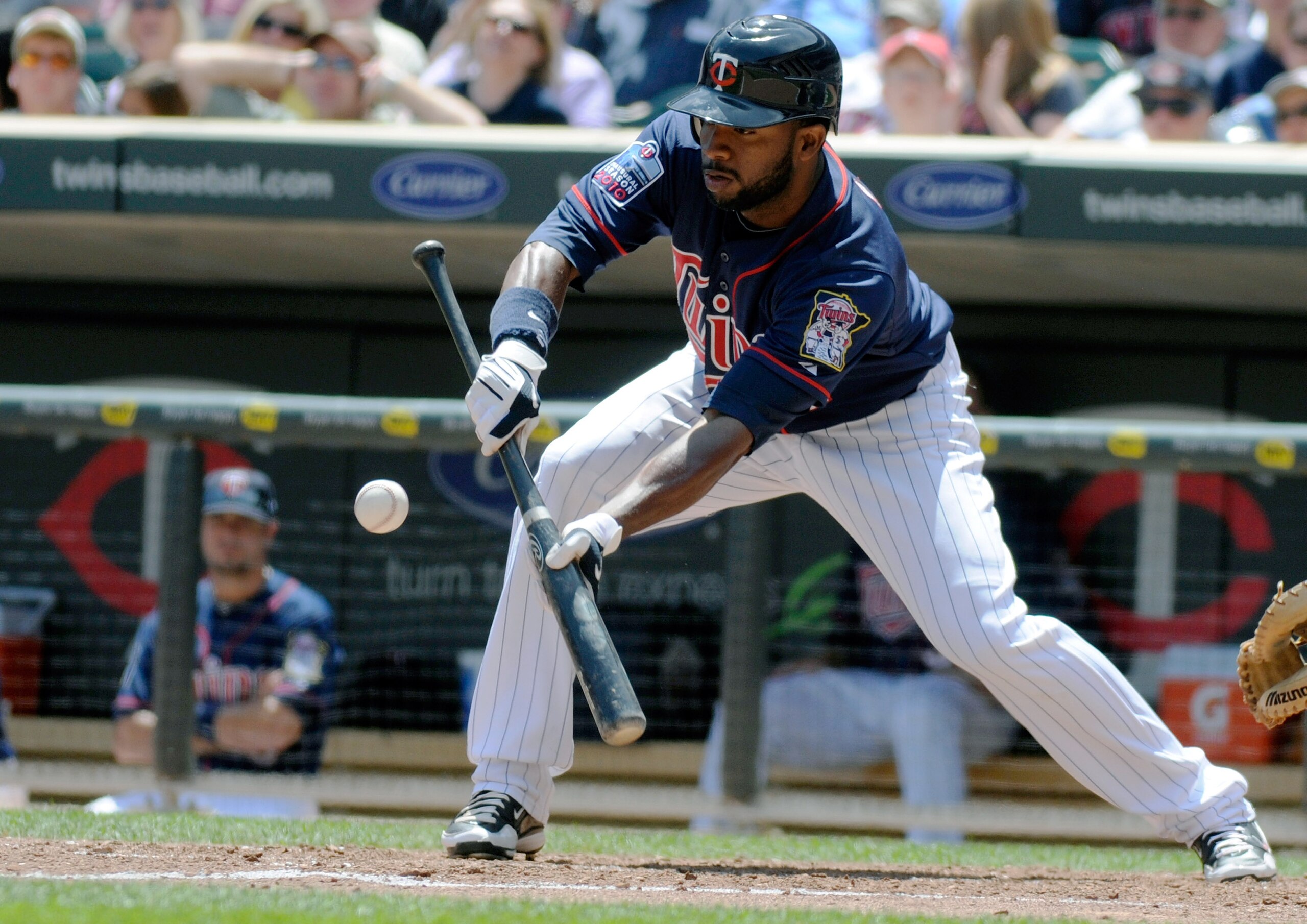 MINNEAPOLIS, MN - JUNE 30: Denard Span #2 of the Minnesota Twins lays down a sacrifice bunt in the fifth inning against the Detroit Tigers during their game on June 30, 2010 at Target Field in Minneapolis, Minnesota. (Photo by Hannah Foslien /Getty Images MINNEAPOLIS, MN - JUNE 30: Denard Span #2 of the Minnesota Twins lays down a sacrifice bunt in the fifth inning against the Detroit Tigers during their game on June 30, 2010 at Target Field in Minneapolis, Minnesota. (Photo by Hannah Foslien /Getty Images