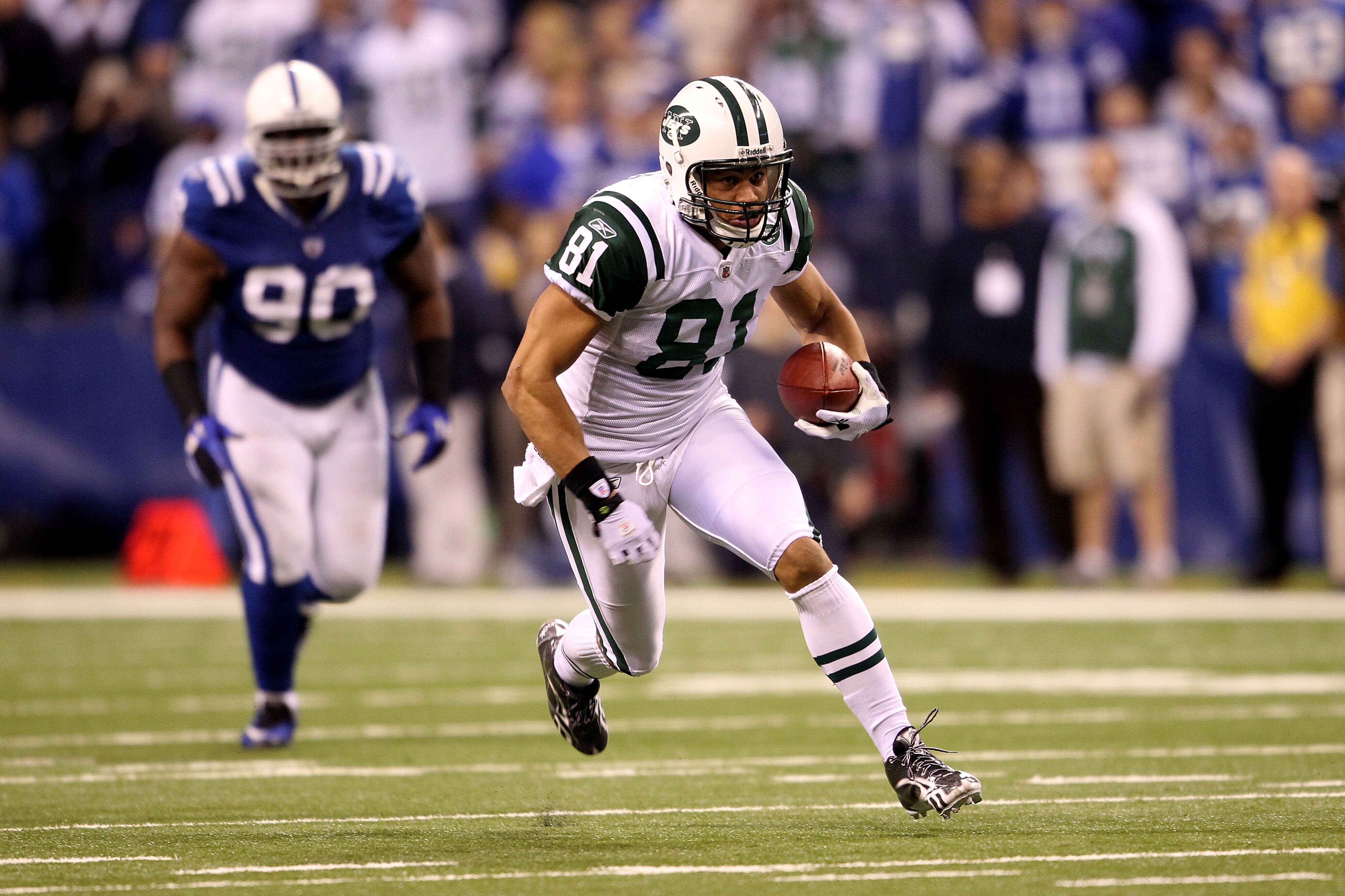 INDIANAPOLIS, IN - JANUARY 08:  Dustin Keller #81 of the New York Jets runs for yards after the catch against the Indianapolis Colts during their 2011 AFC wild card playoff game at Lucas Oil Stadium on January 8, 2011 in Indianapolis, Indiana.  (Photo by