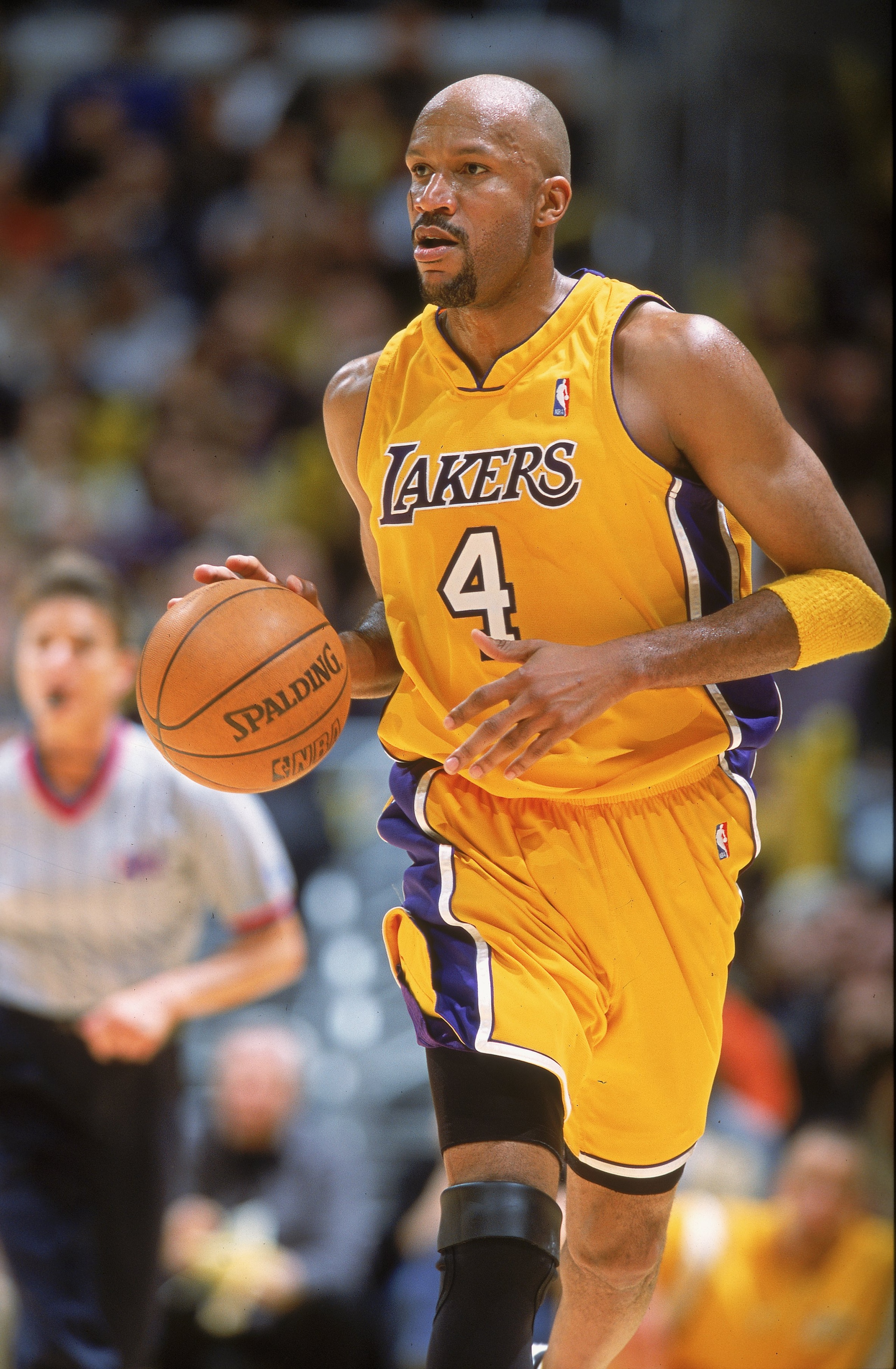 7 Feb 2001:  Ron Harper #4 of the Los Angeles Lakers dribbles the ball down the court during the game against the Phoenix Sun at the STAPLES Center in Los Angeles, California.  The Lakers defeated the Suns 85-83.   NOTE TO USER: It is expressly understood