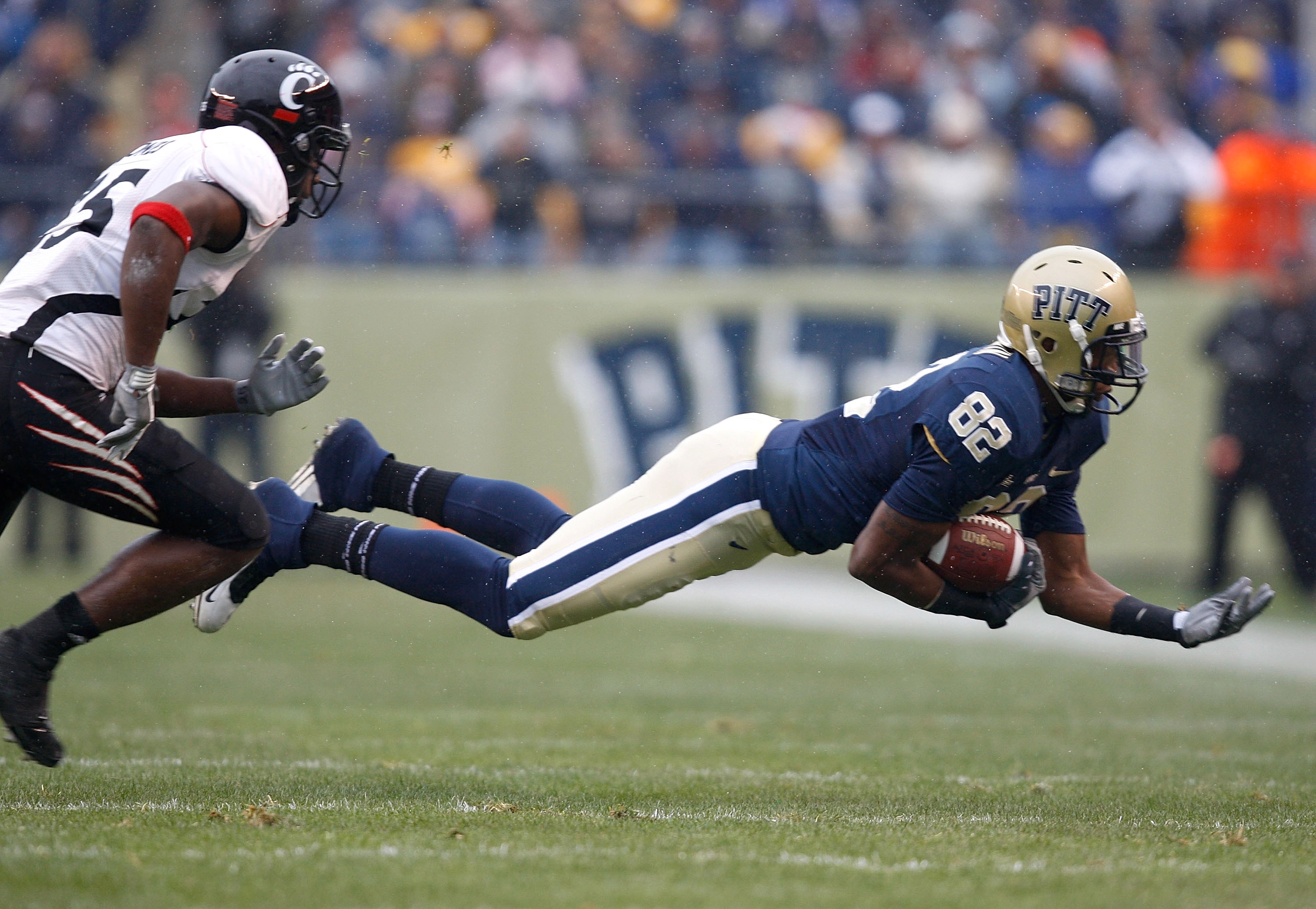 PITTSBURGH - DECEMBER 05: Jonathan Baldwin #82 of the University of Pittsburgh Panthers catches a pass against the Cincinnati Bearcats on December 5, 2009 at Heinz Field in Pittsburgh, Pennsylvania.(Photo by Jared Wickerham/Getty Images)