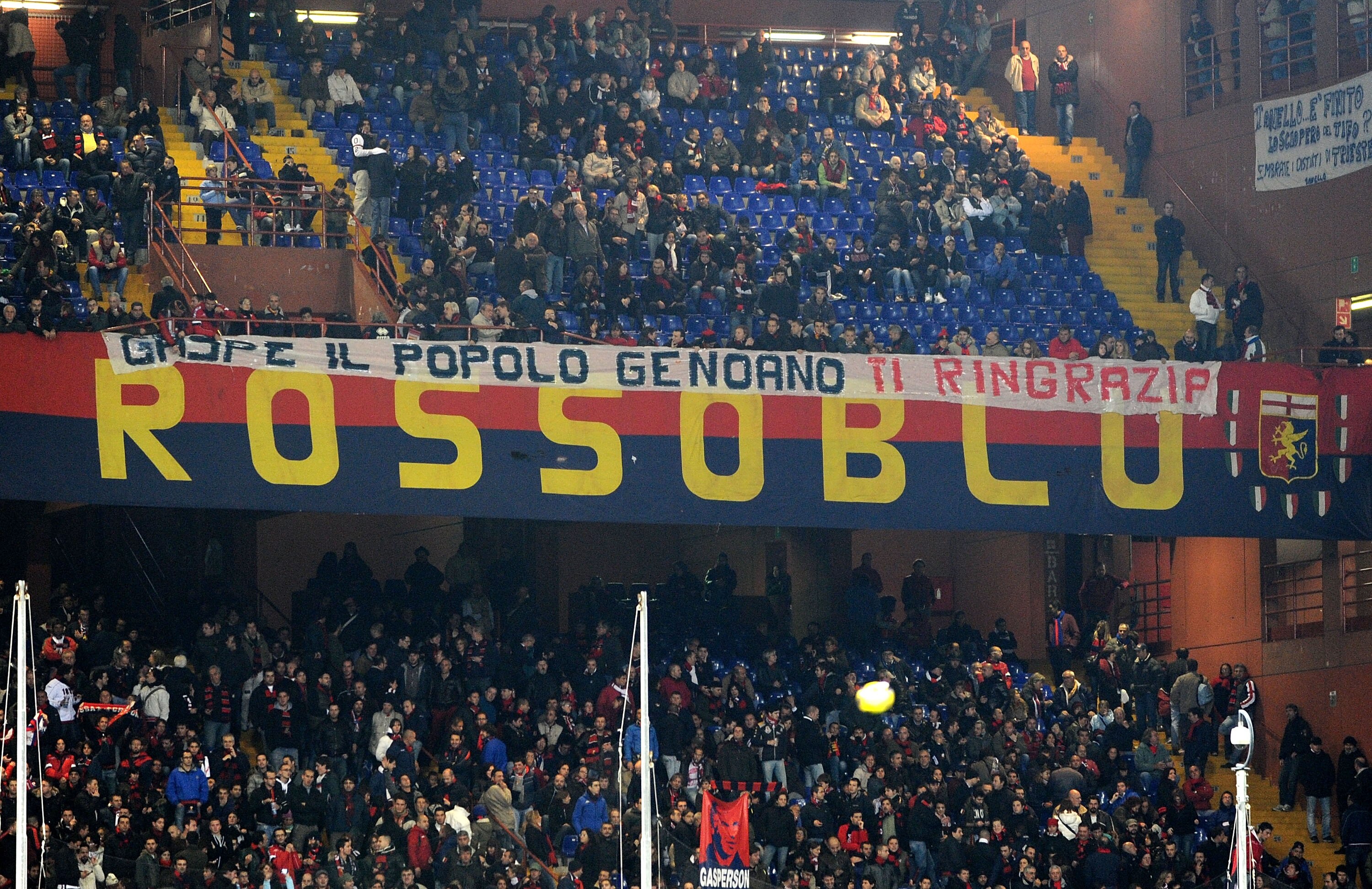 GENOA, ITALY - NOVEMBER 10: Fans of Genoa CFC  thank former head coach Giampiero Gasperini during the Serie A match between Genoa CFC and Bologna FC at Stadio Luigi Ferraris on November 10, 2010 in Genoa, Italy.  (Photo by Massimo Cebrelli/Getty Images)