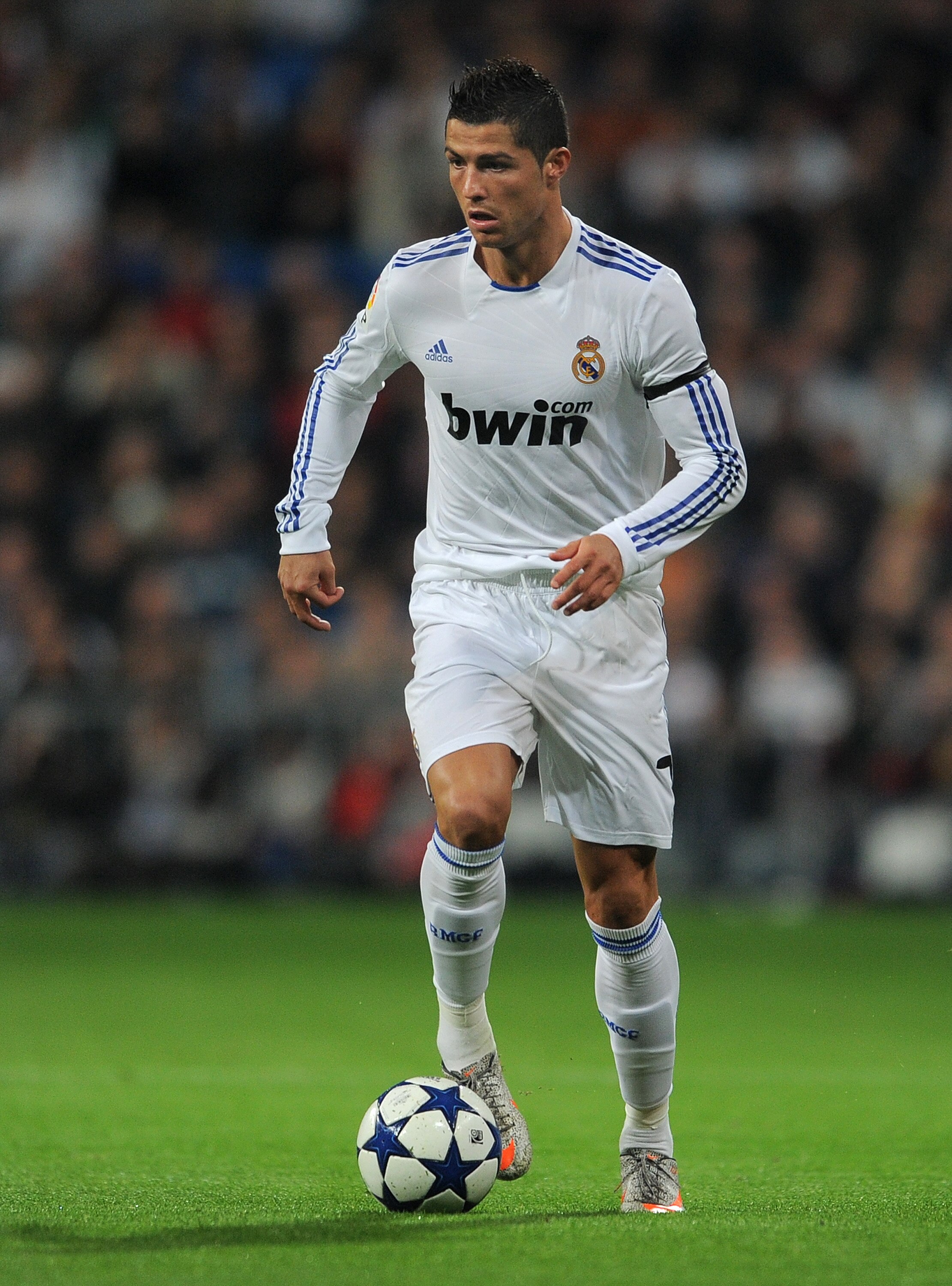 MADRID, SPAIN - JANUARY 13:  Cristiano Ronaldo of Real Madrid controls the ball during the quarter-final Copa del Rey first leg match between Real Madrid and Atletico Madrid at Estadio Santiago Bernabeu on January 13, 2011 in Madrid, Spain.  (Photo by Jas