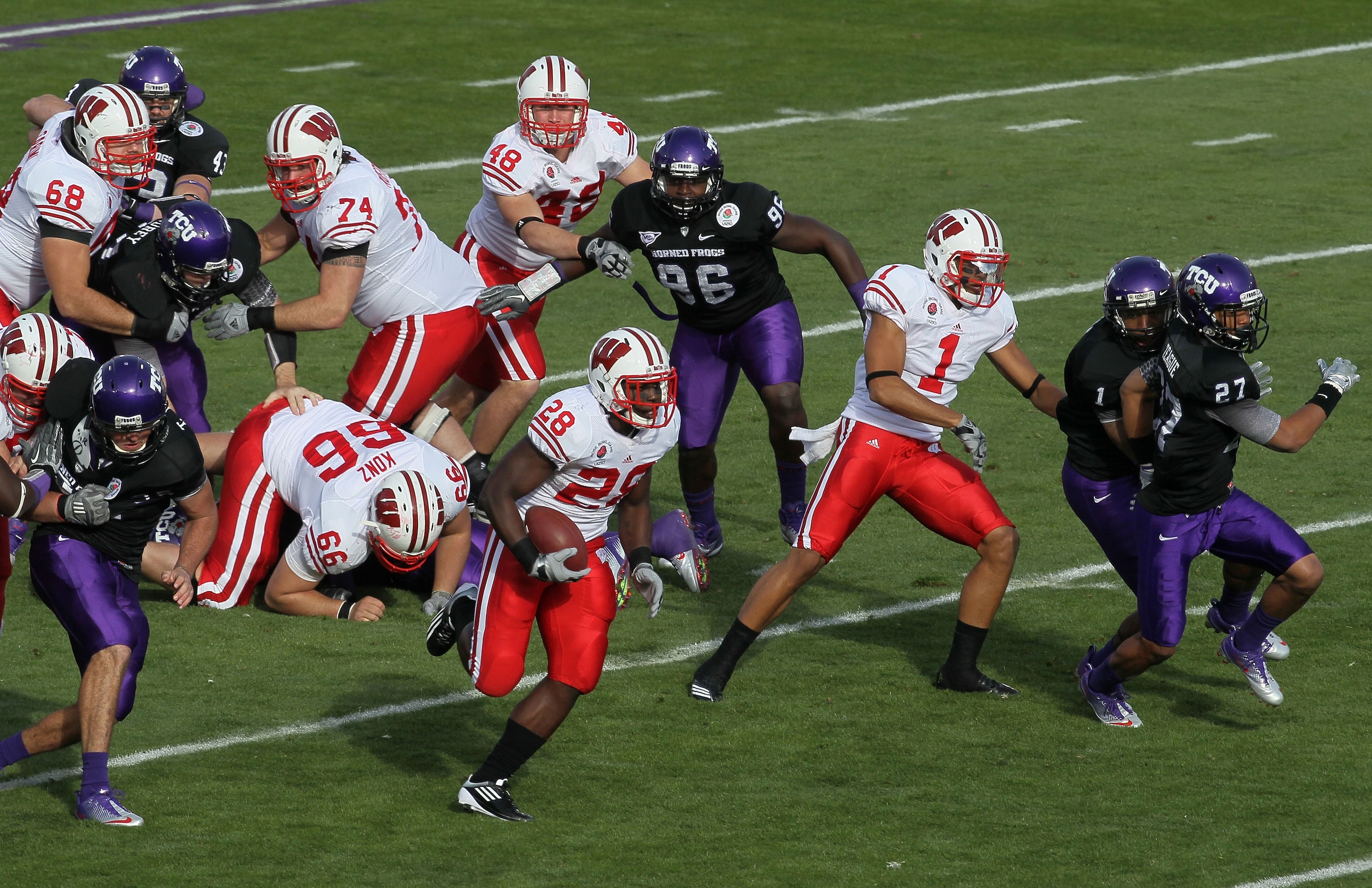 PASADENA, CA - JANUARY 01:  Running back Montee Ball #28 of the Wisconsin Badgers rushes with the ball against the TCU Horned Frogs during the 97th Rose Bowl game on January 1, 2011 in Pasadena, California.  (Photo by Stephen Dunn/Getty Images)