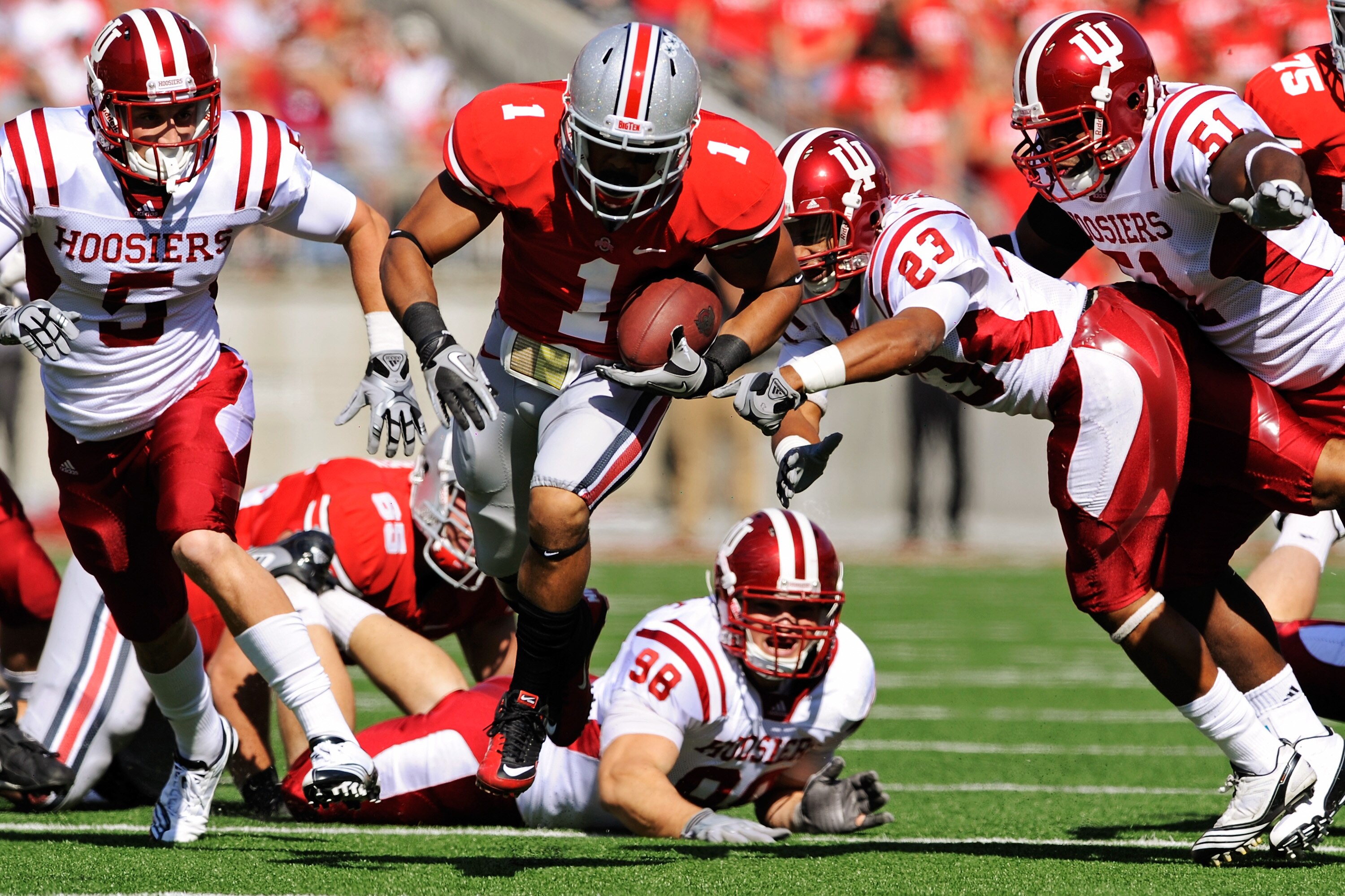 COLUMBUS, OH - OCTOBER 9:  Dan Herron #1 of the Ohio State Buckeyes takes off through the Indiana Hoosiers' defense on a 39-yard touchdown run in the first quarter at Ohio Stadium on October 9, 2010 in Columbus, Ohio.  (Photo by Jamie Sabau/Getty Images)