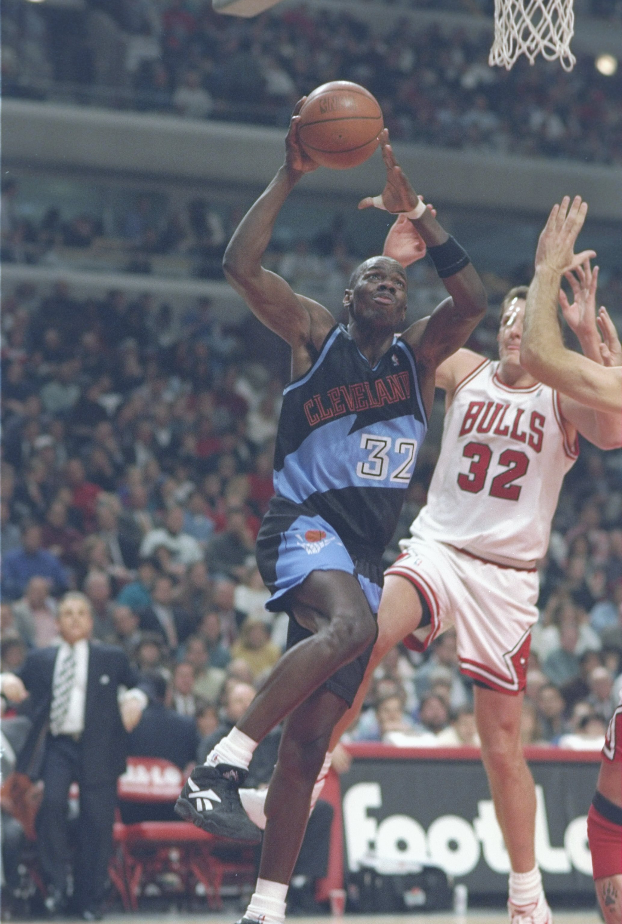19 Dec 1994:  Forward Tyrone Hill of the Cleveland Cavaliers drives to the basket during a game against the Chicago Bulls at the United Center in Chicago, Illinois.  The Cavaliers won the game 77-63. Mandatory Credit: Jonathan Daniel  /Allsport
