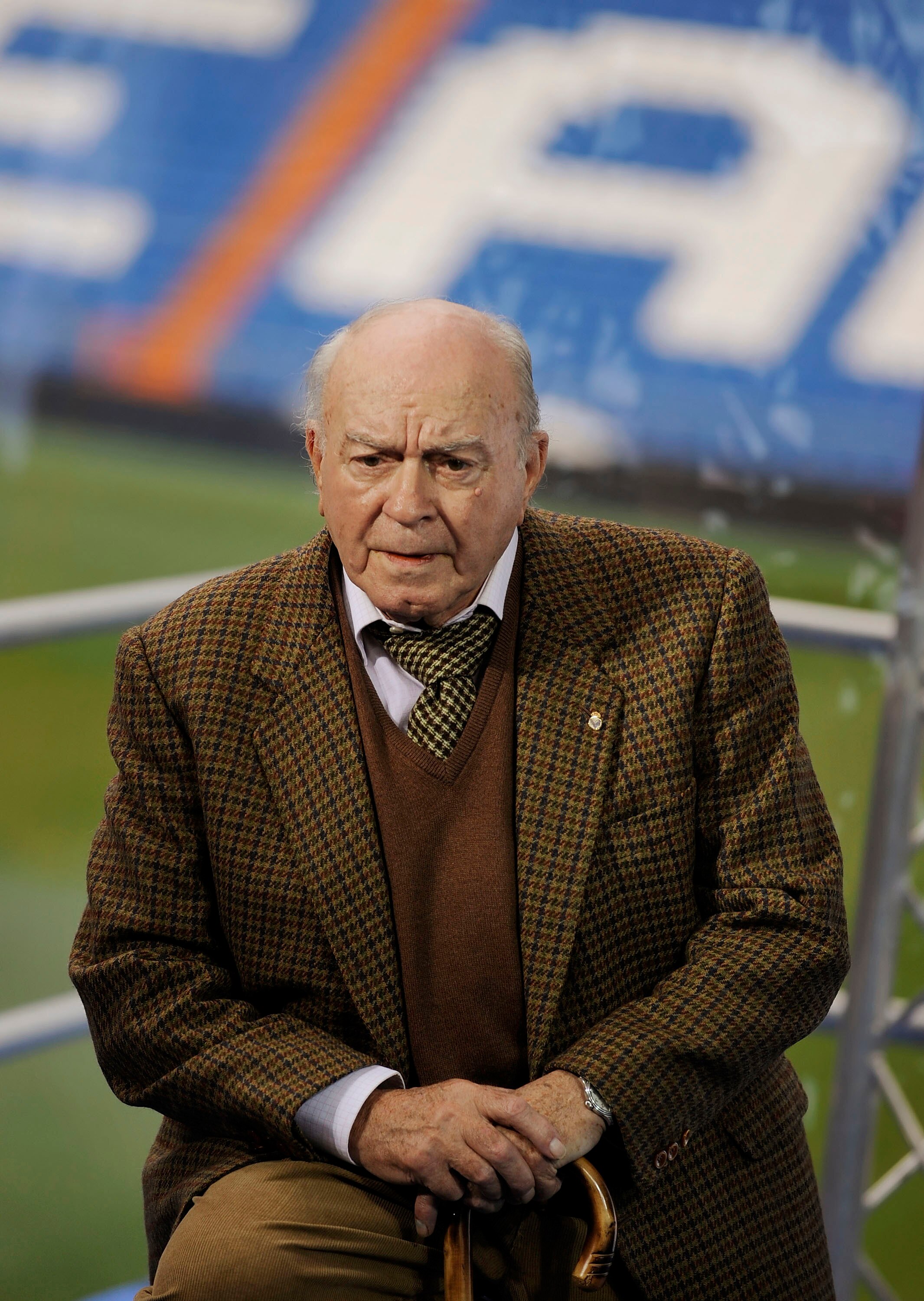 MADRID, SPAIN - DECEMBER 04: Former Real Madrid player Alfredo di Stefano of Argentine and Spanish nationality attends the presentation of Dutch striker Klaas Jan Huntelaar as a new Real signing at the Santiago Bernabeu stadium on December 4, 2008 in Madr