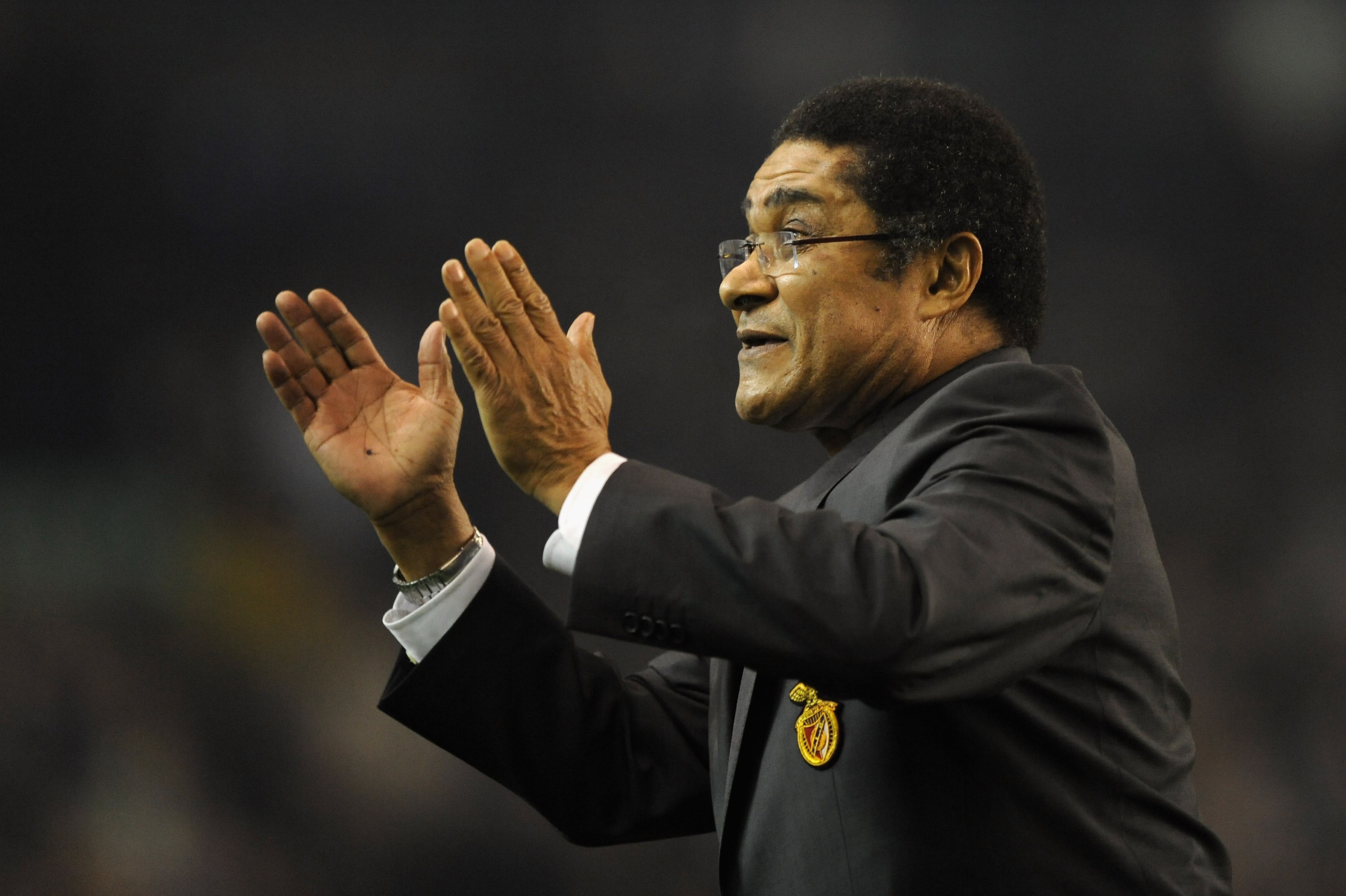 LIVERPOOL, ENGLAND - NOVEMBER 05:  Eusebio acknowledges the crowd prior to the UEFA Europa League Group I match between Everton and Benfica at Goodison Park on November 5, 2009 in Liverpool, England. (Photo by Laurence Griffiths/Getty Images)
