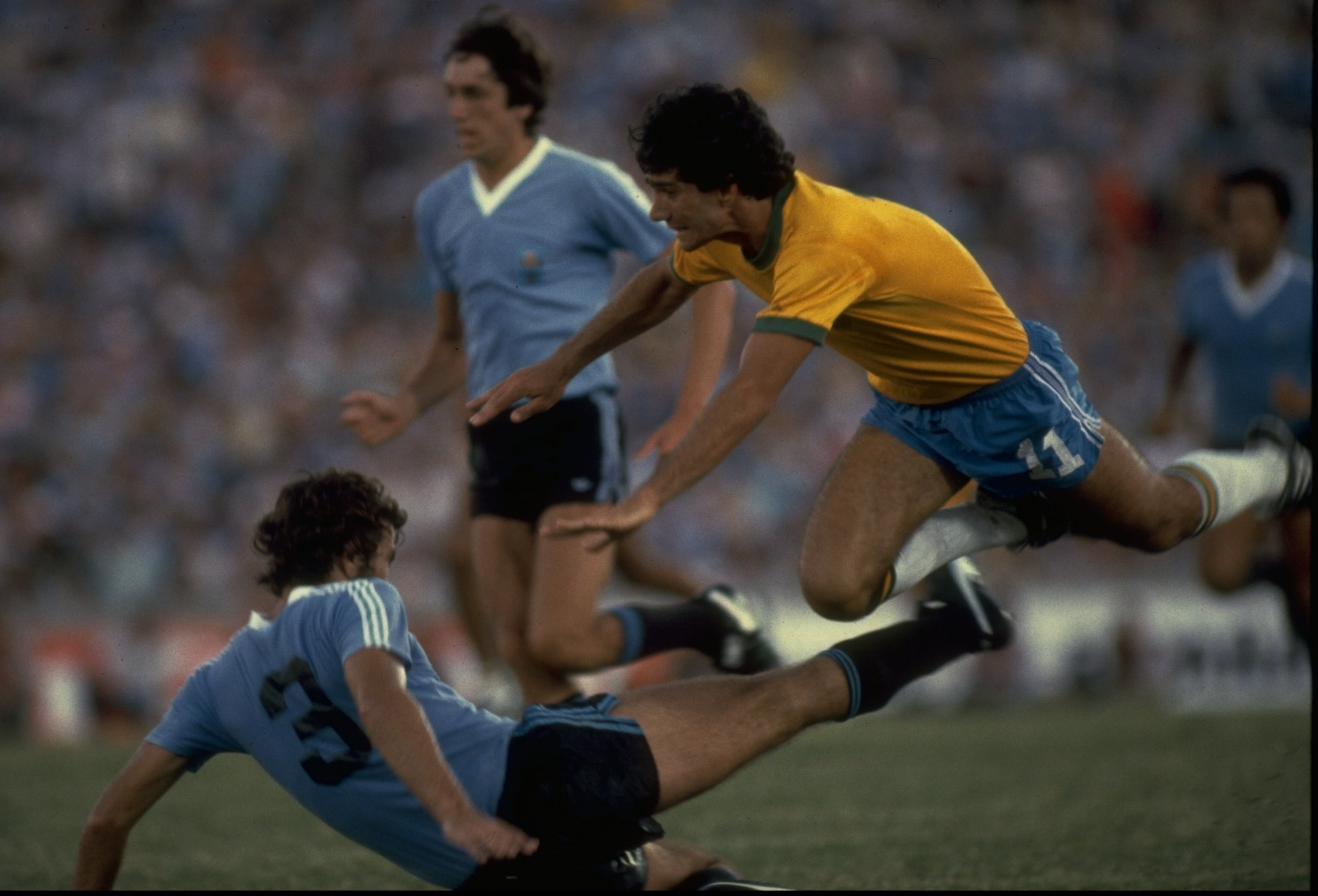 Undated:  Ze Sergio (right) of Brazil tries to evade a tackle by the Argentine #3 during a match. \ Mandatory Credit: David  Cannon/Allsport