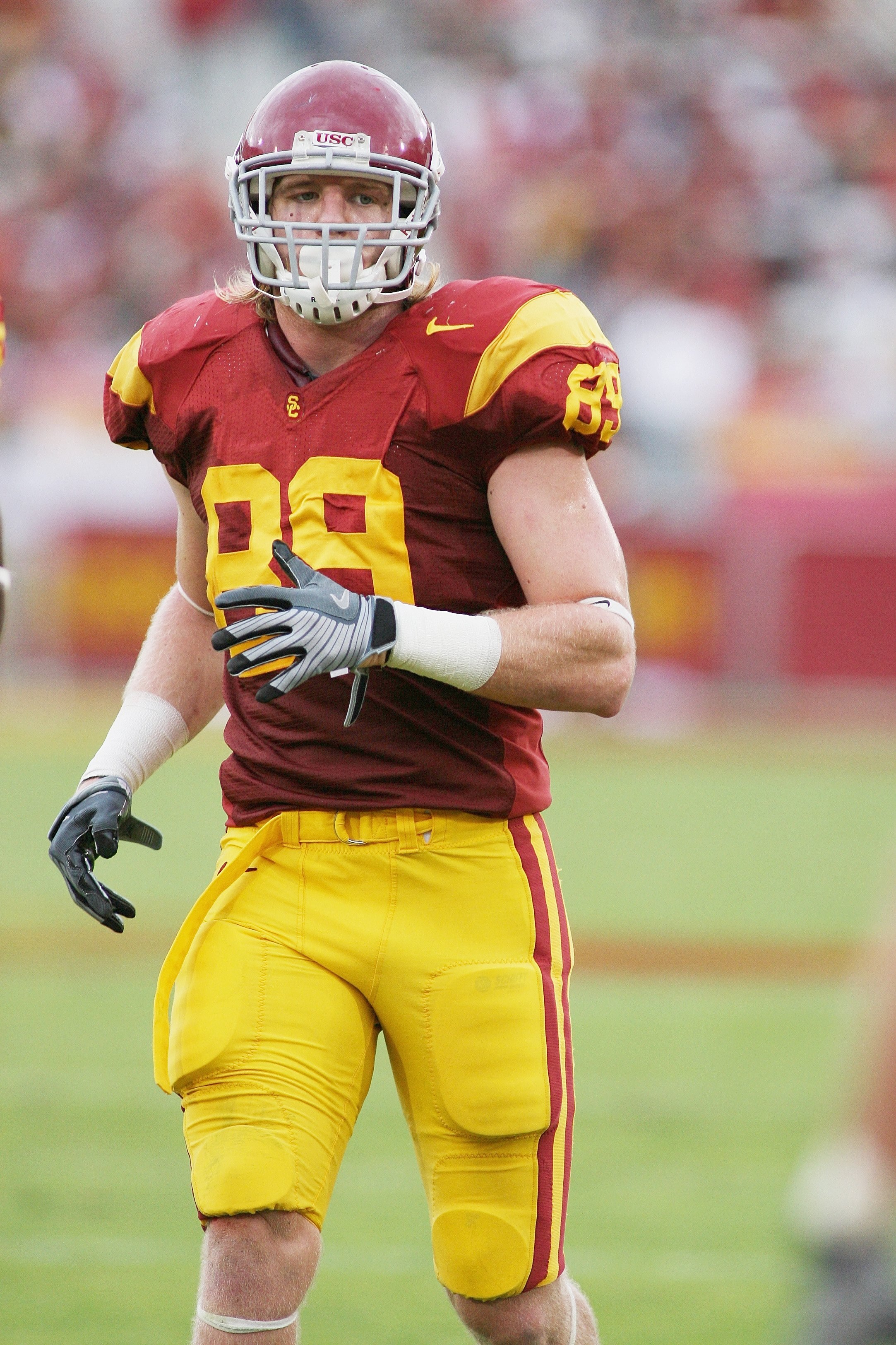 LOS ANGELES - NOVEMBER 1:  Blake Ayles #89 of the USC Trojans lines up against the Washington Huskies on November 1, 2008 at the Los Angeles Memorial Coliseum in Los Angeles, California.  USC won 56-0.  (Photo by Jeff Golden/Getty Images)