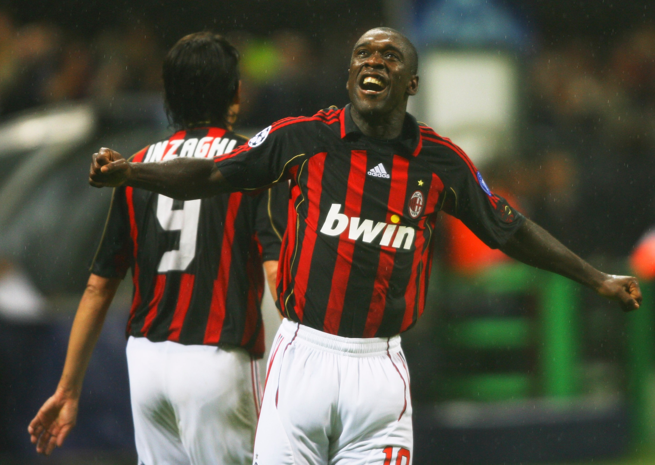 MILAN, ITALY - MAY 02: Clarence Seedorf of AC Milan celebrates scoring the second goal during the UEFA Champions League semi final, second leg match between AC Milan and Manchester United at the San Siro stadium on May 2, 2007 in Milan, Italy. (Photo by MILAN, ITALY - MAY 02: Clarence Seedorf of AC Milan celebrates scoring the second goal during the UEFA Champions League semi final, second leg match between AC Milan and Manchester United at the San Siro stadium on May 2, 2007 in Milan, Italy. (Photo by