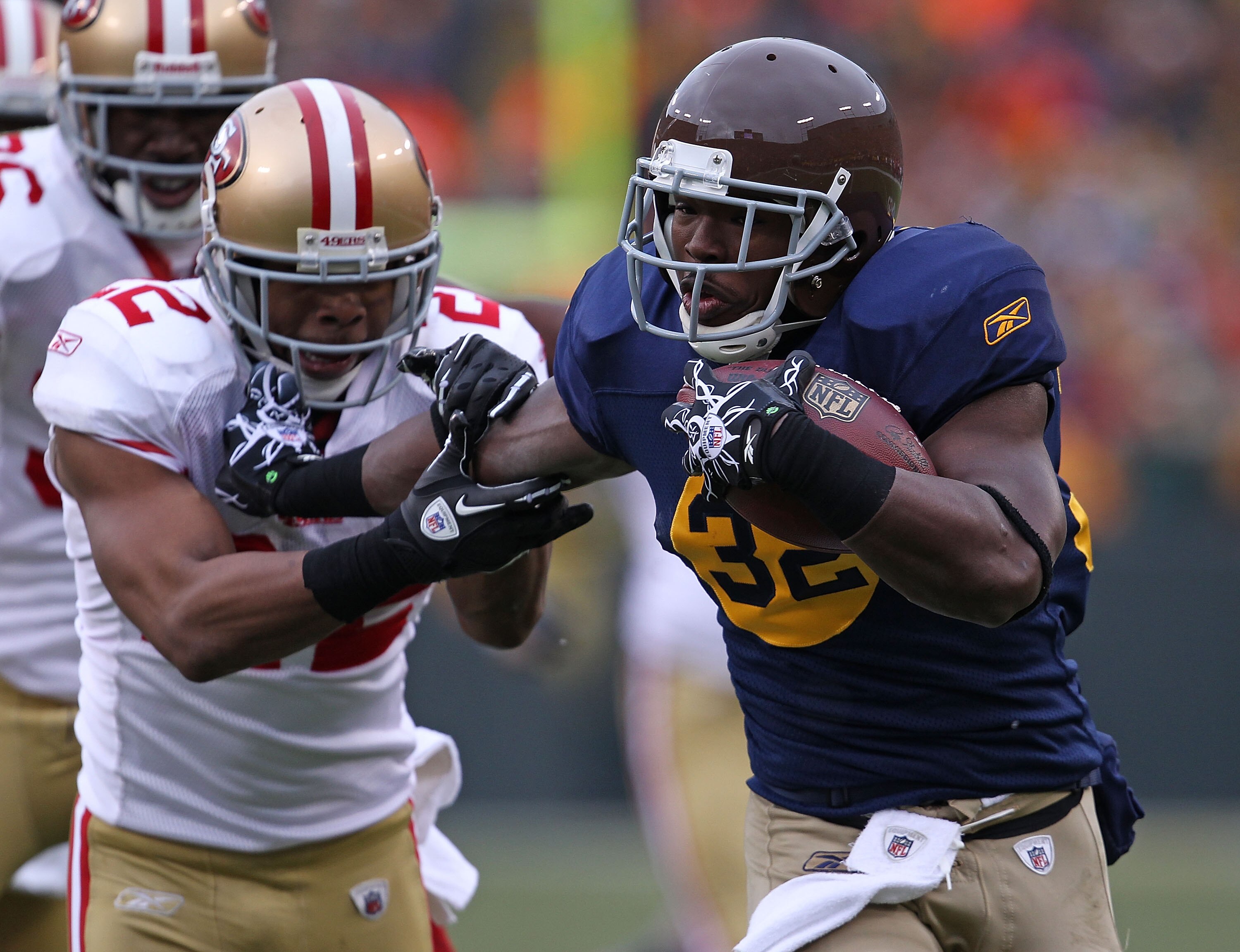 GREEN BAY, WI - DECEMBER 05: Brandon Jackson #32 of the Green Bay Packers breaks away from Nate Clements #22 of the San Francisco 49ers at Lambeau Field on December 5, 2010 in Green Bay, Wisconsin. (Photo by Jonathan Daniel/Getty Images)