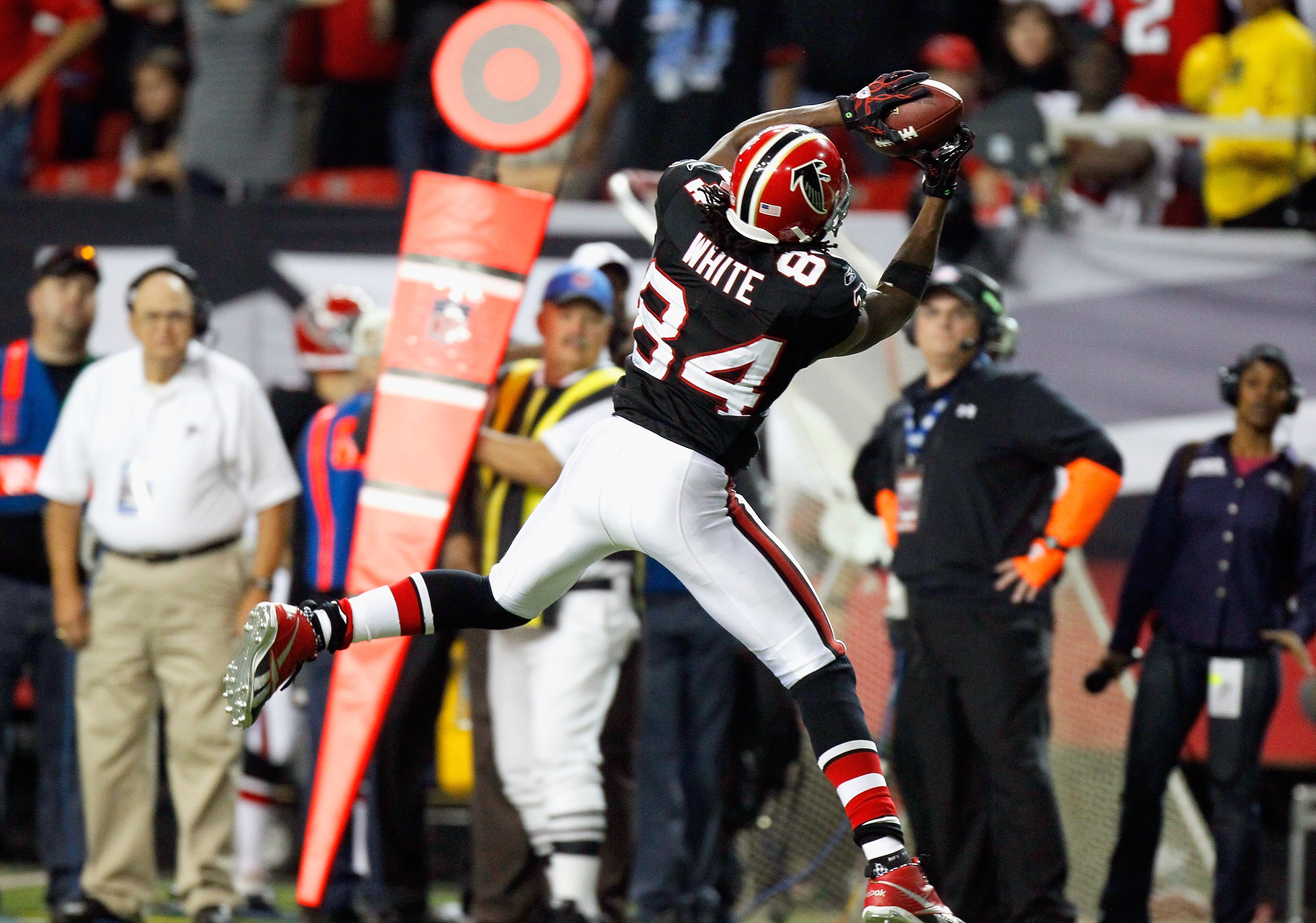 ATLANTA - NOVEMBER 11:  Roddy White #84 of the Atlanta Falcons pulls in the go-ahead touchdown reception in the final seconds against the Baltimore Ravens at Georgia Dome on November 11, 2010 in Atlanta, Georgia.  (Photo by Kevin C. Cox/Getty Images)