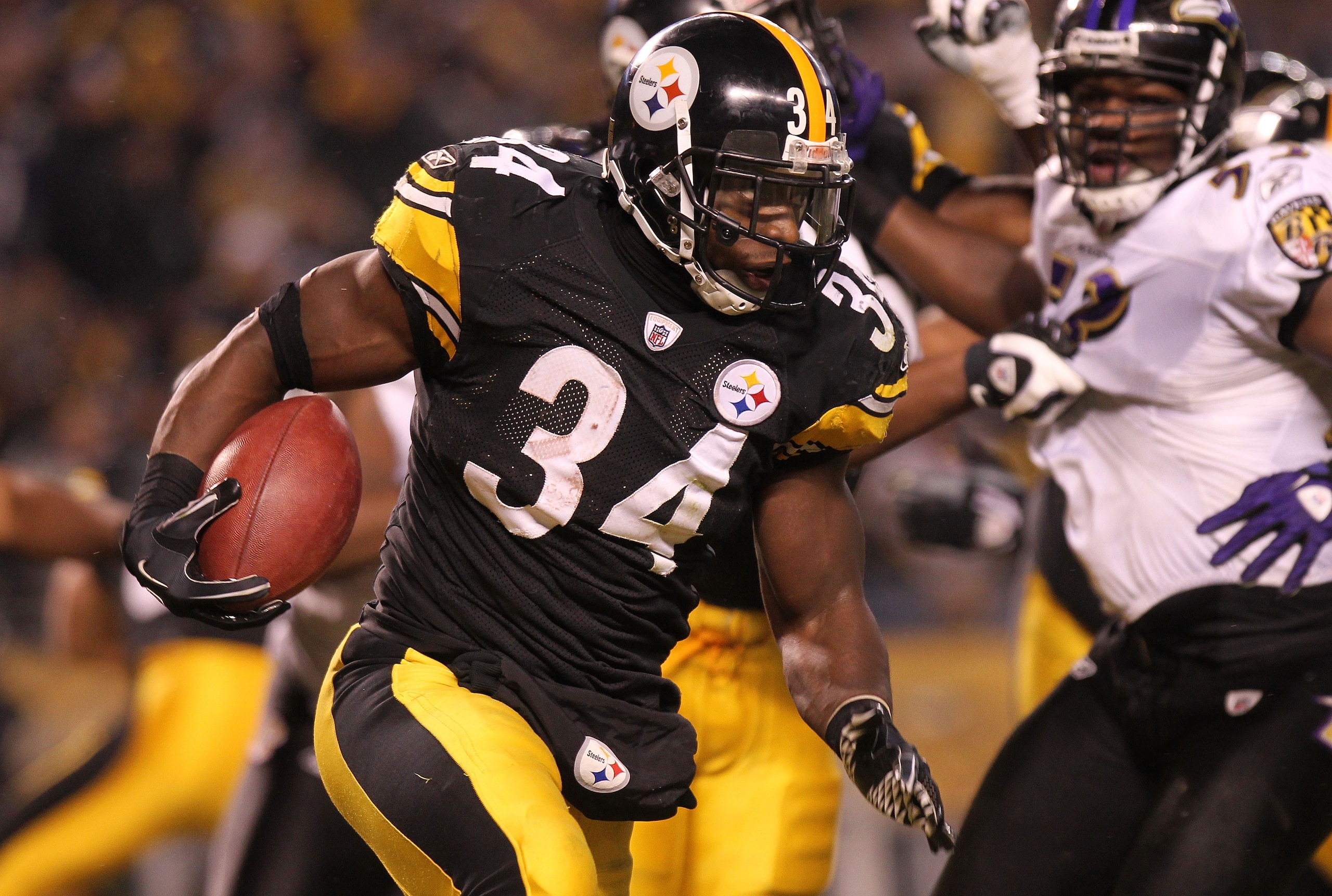 PITTSBURGH, PA - JANUARY 15:  Running back Rashard Mendenhall #34 of the Pittsburgh Steelers rushes against the Baltimore Ravens during the AFC Divisional Playoff Game at Heinz Field on January 15, 2011 in Pittsburgh, Pennsylvania.  (Photo by Nick Laham/G