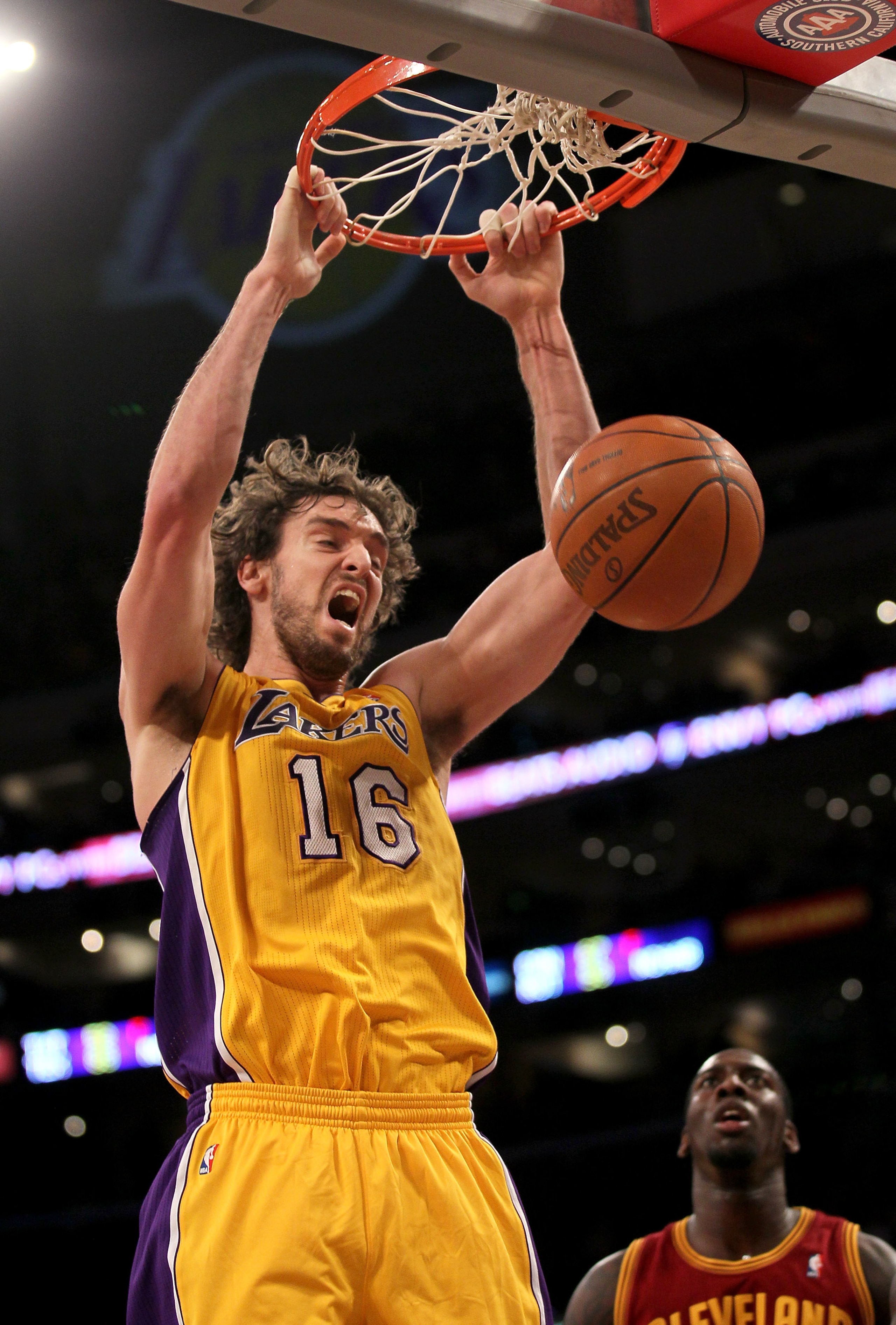 LOS ANGELES, CA - JANUARY 11:  Pau Gasol #16 of the Los Angeles Lakers dunks against the Cleveland Cavaliers at Staples Center on January 11, 2011 in Los Angeles, California.   NOTE TO USER: User expressly acknowledges and agrees that, by downloading and