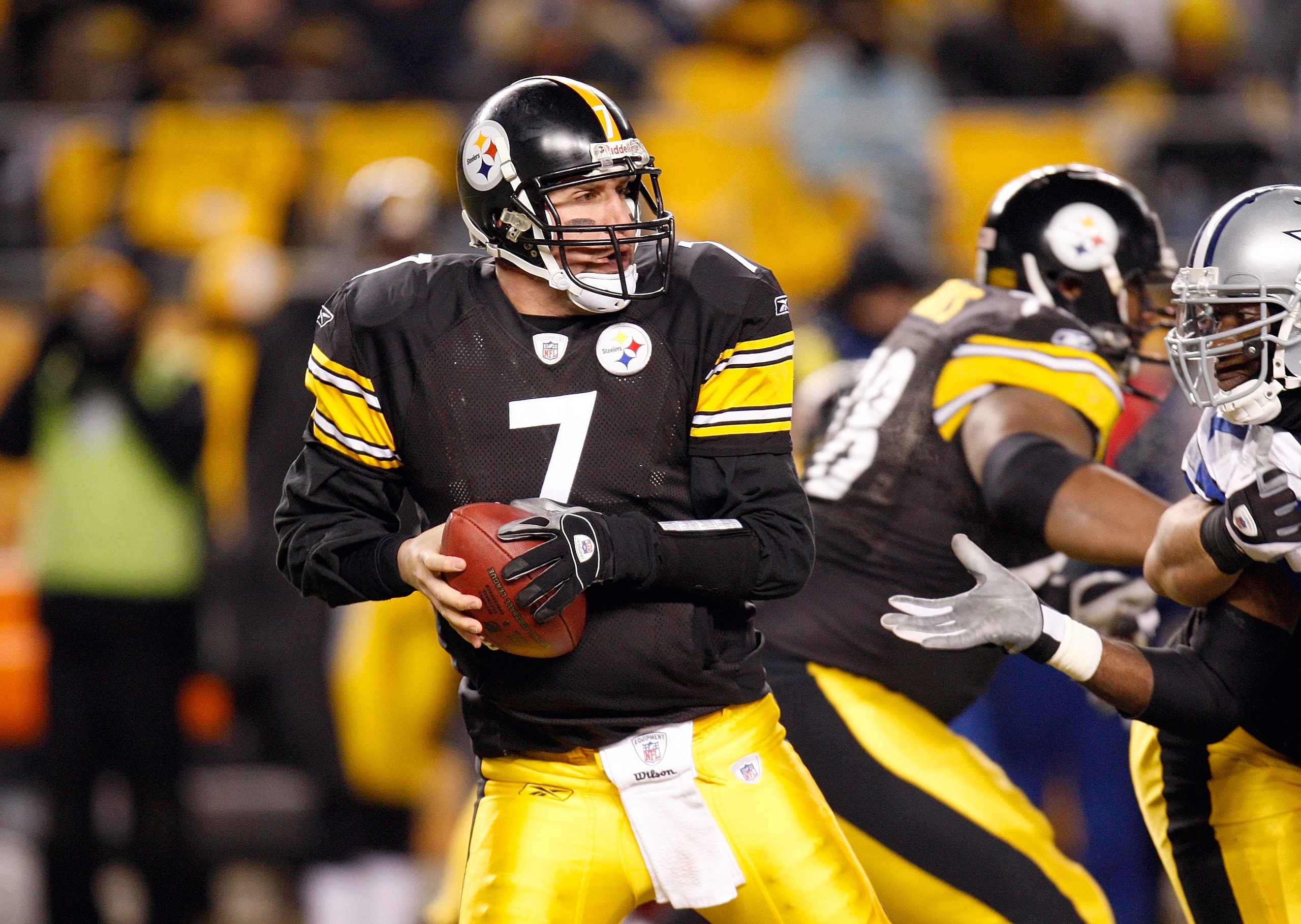 PITTSBURGH - DECEMBER 7:  Quarterback Ben Roethlisberger #7 of the Pittsburgh Steelers drops back to pass the ball during their NFL game against the Dallas Cowboys on December 7, 2008 at Heinz Field in Pittsburgh, Pennsylvania. The Steelers defeated the C