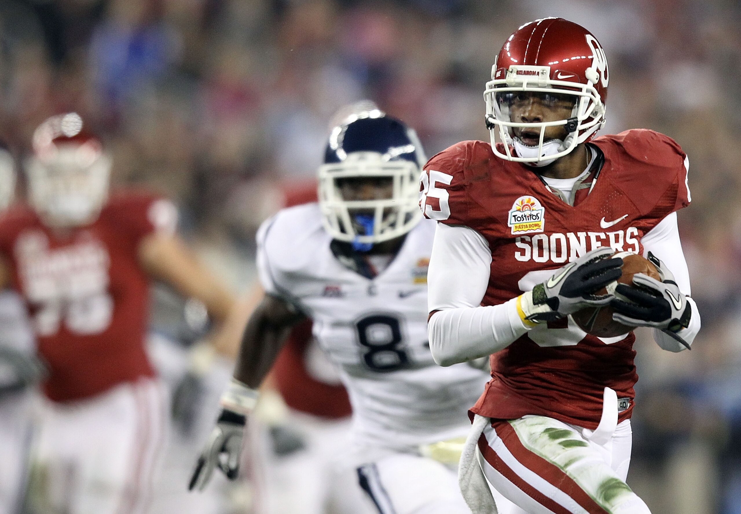 GLENDALE, AZ - JANUARY 01:  Ryan Broyles #85 of the Oklahoma Sooners of the Oklahoma Sooners runs after a catch for 39-yards against Connecticut Huskies during the Tostitos Fiesta Bowl at the Universtity of Phoenix Stadium on January 1, 2011 in Glendale,