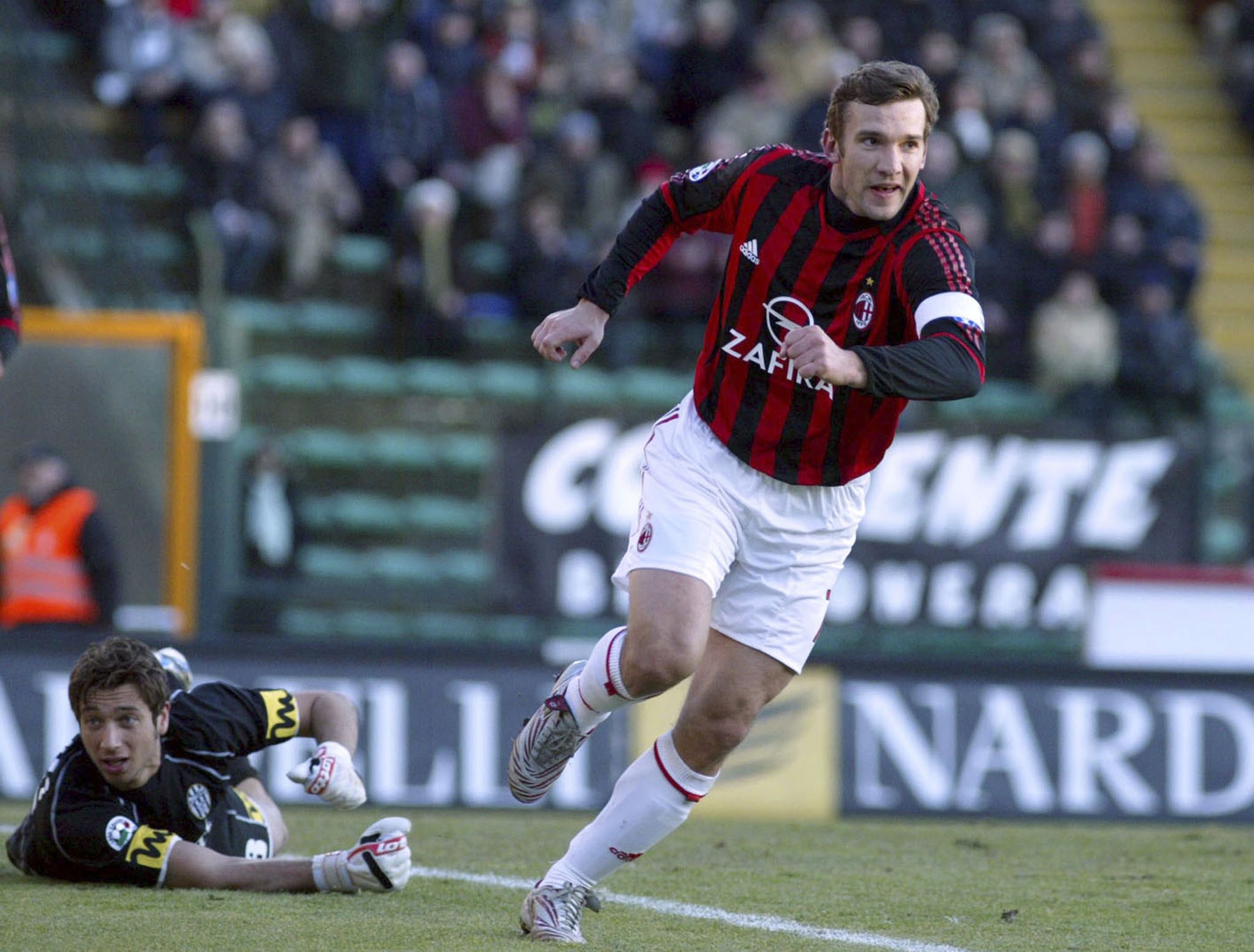 SIENA, ITALY - JANUARY 22: Andriy Shevchenko celebrates scoring a goal during the Serie A match between Siena and AC Milan at the Stadio Artemio Franchi on January 22, 2006 in Siena, Italy. (Photo by New Press/Getty Images) SIENA, ITALY - JANUARY 22: Andriy Shevchenko celebrates scoring a goal during the Serie A match between Siena and AC Milan at the Stadio Artemio Franchi on January 22, 2006 in Siena, Italy. (Photo by New Press/Getty Images)