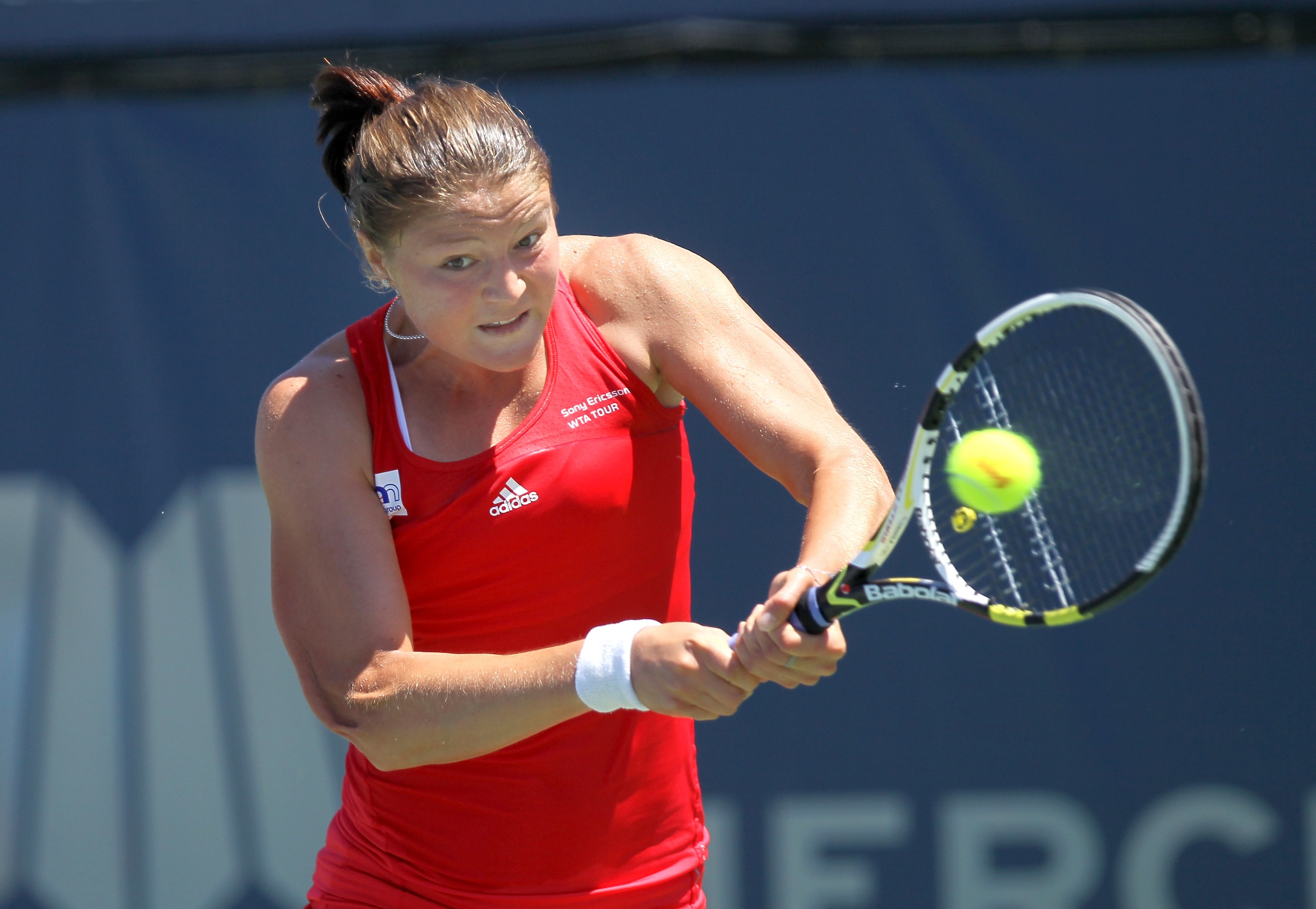 CARLSBAD, CA - AUGUST 04:  Dinara Safina of Russia returns a shot to Agnieszka Radwanska of Poland during their match in the Mercury Insurance Open at La Costa Resort and Spa on August 4, 2010 in Carlsbad, California.  (Photo by Stephen Dunn/Getty Images)