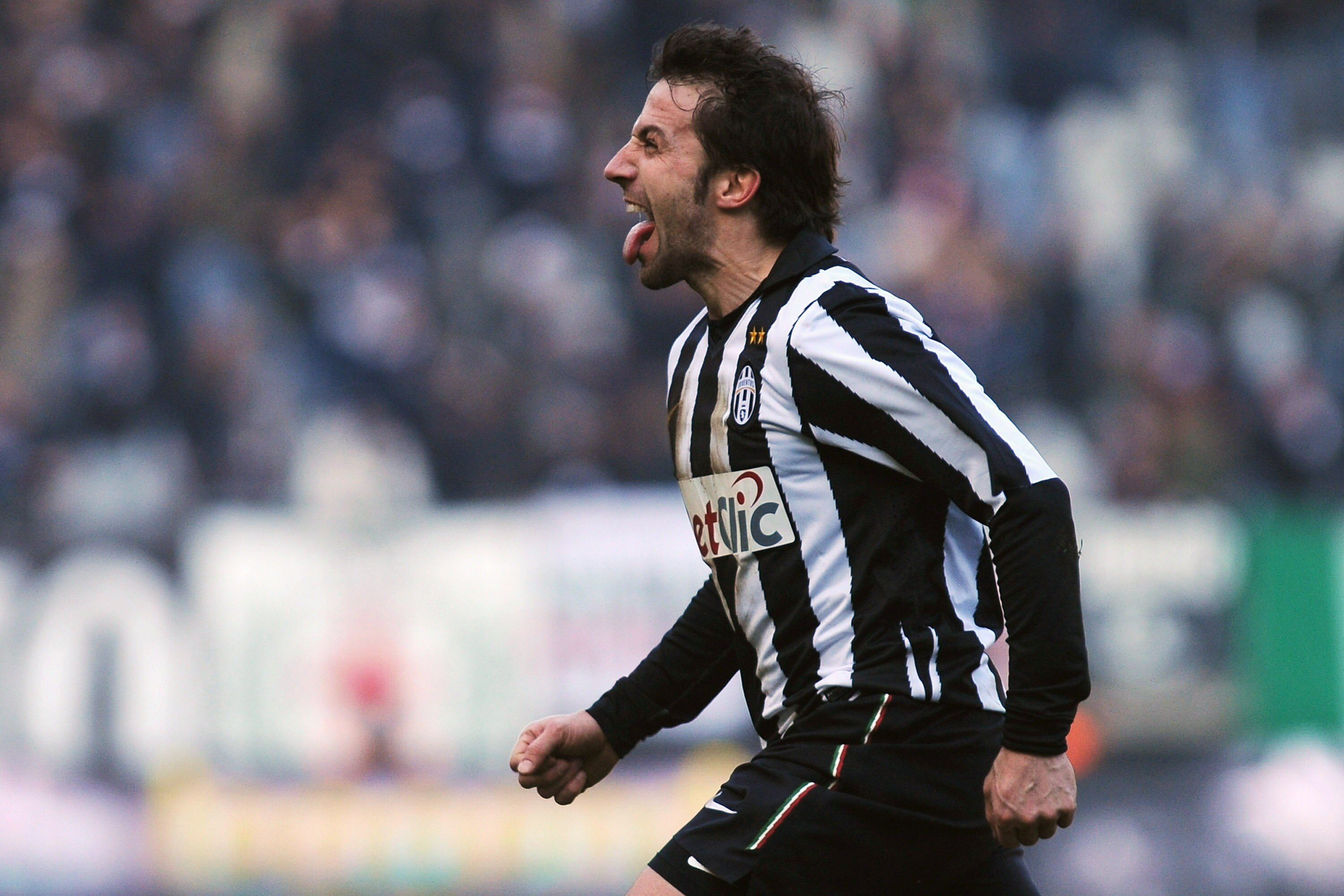 TURIN, ITALY - JANUARY 16:  Alessandro Del Piero of Juventus FC celebrates after scoring the opening goal during the Serie A match between Juventus FC and AS Bari at Olimpico Stadium on January 16, 2011 in Turin, Italy.  (Photo by Valerio Pennicino/Getty
