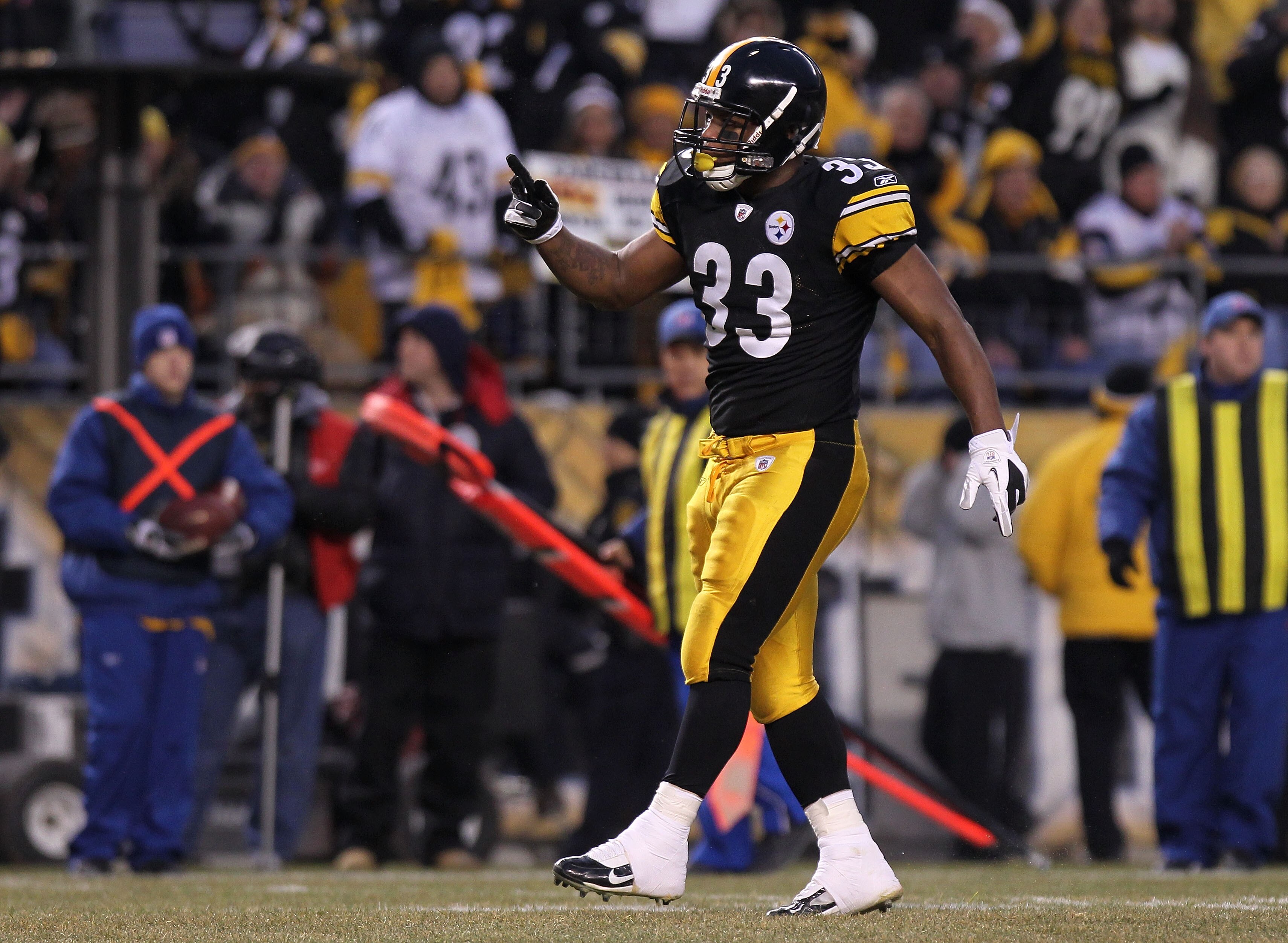PITTSBURGH, PA - JANUARY 15:  Running back Isaac Redman #33 of the Pittsburgh Steelers reacts after a play against the Baltimore Ravens in the first quarter of the AFC Divisional Playoff Game at Heinz Field on January 15, 2011 in Pittsburgh, Pennsylvania.