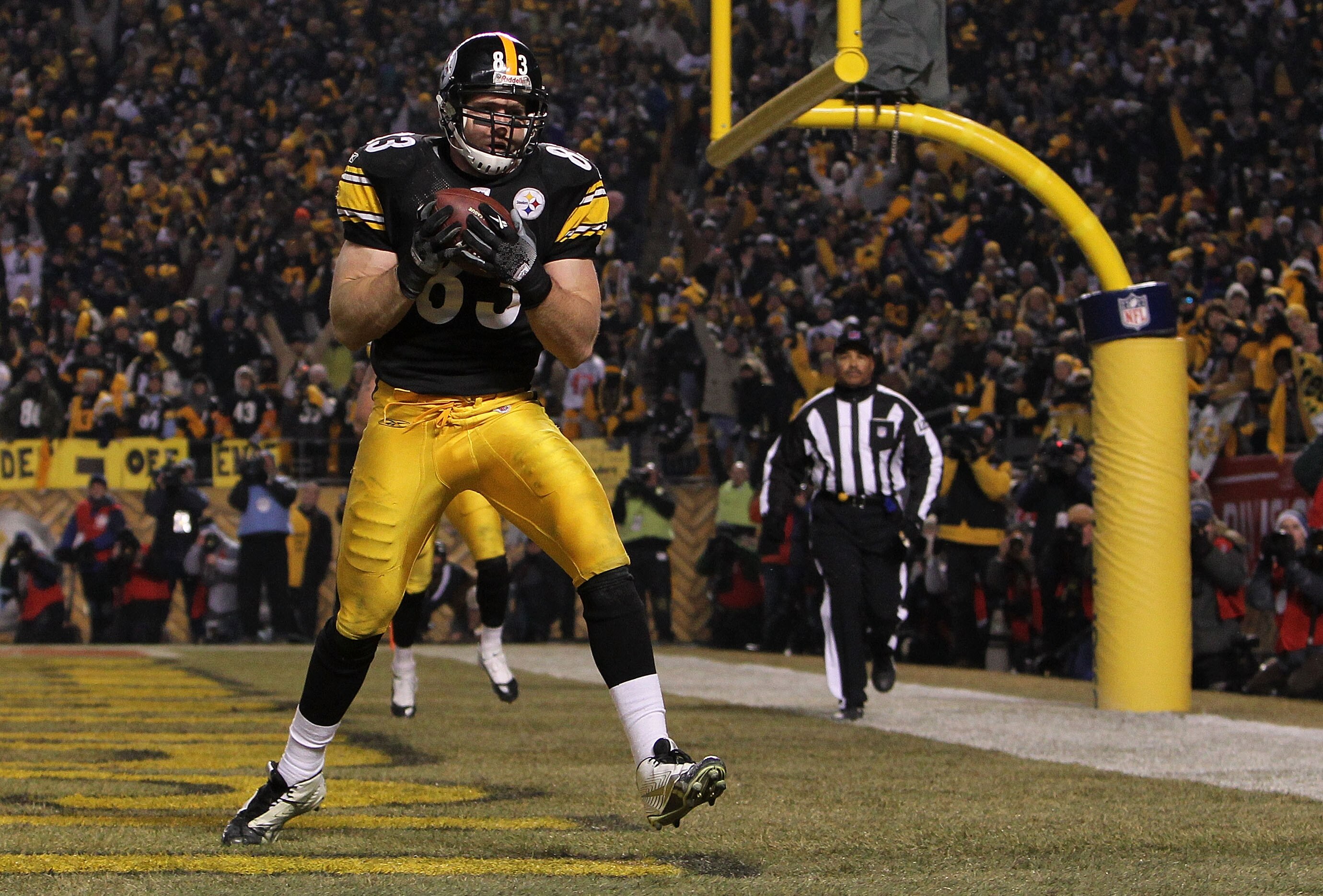 PITTSBURGH, PA - JANUARY 15: Tight end Heath Miller #83 of the Pittsburgh Steelers catches the ball for a touchdown against the Baltimore Ravens in the third quarter of the AFC Divisional Playoff Game at Heinz Field on January 15, 2011 in Pittsburgh, Penn