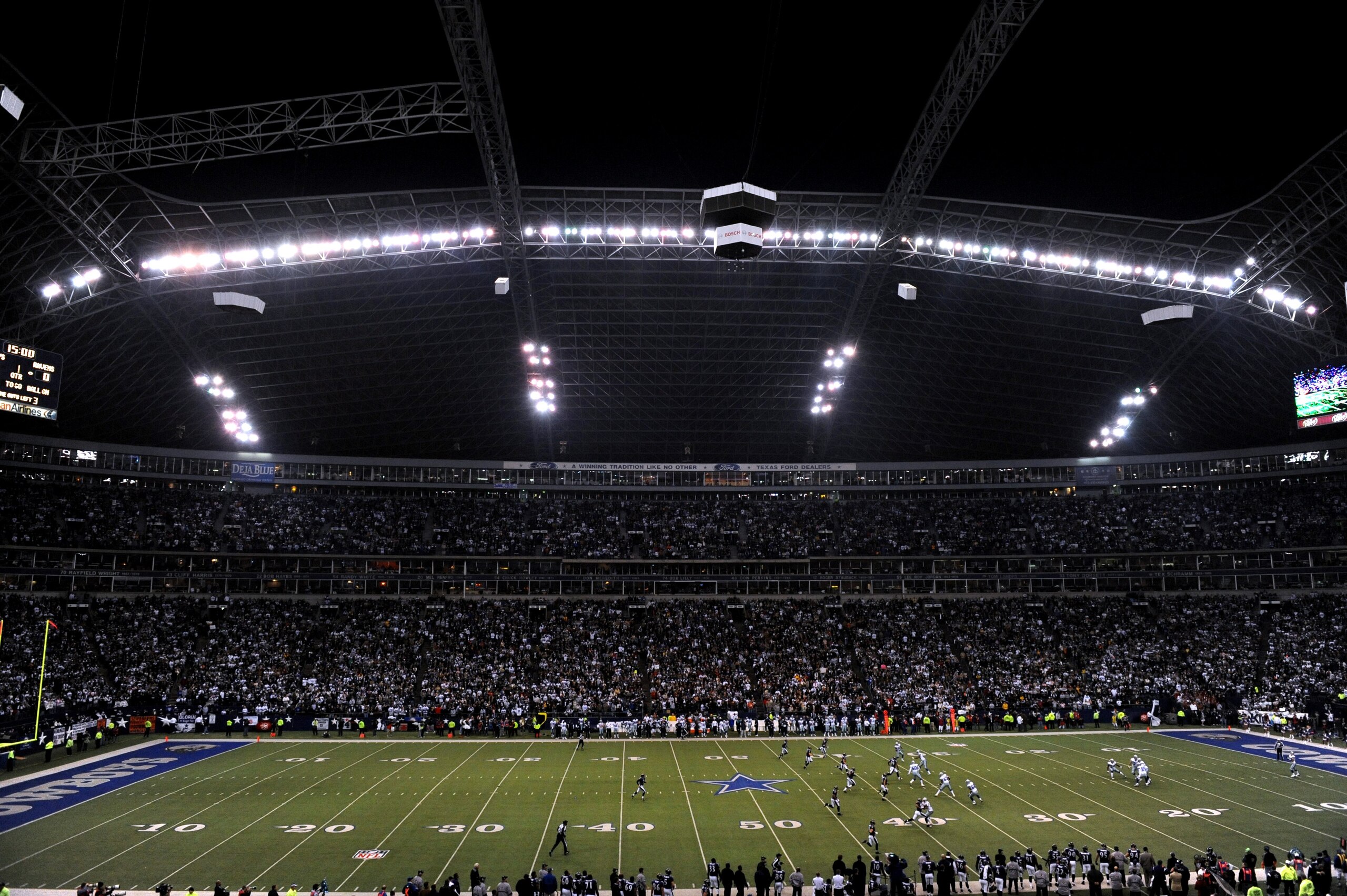 IRVING, TX - DECEMBER 20:  A general view of play at Texas Stadium during the NFL game between the Baltimore Ravens and the Dallas Cowboys on December 20, 2008 in Irving, Texas. The Ravens defeated the Cowboys 33-24. (Photo by Ronald Martinez/Getty Images