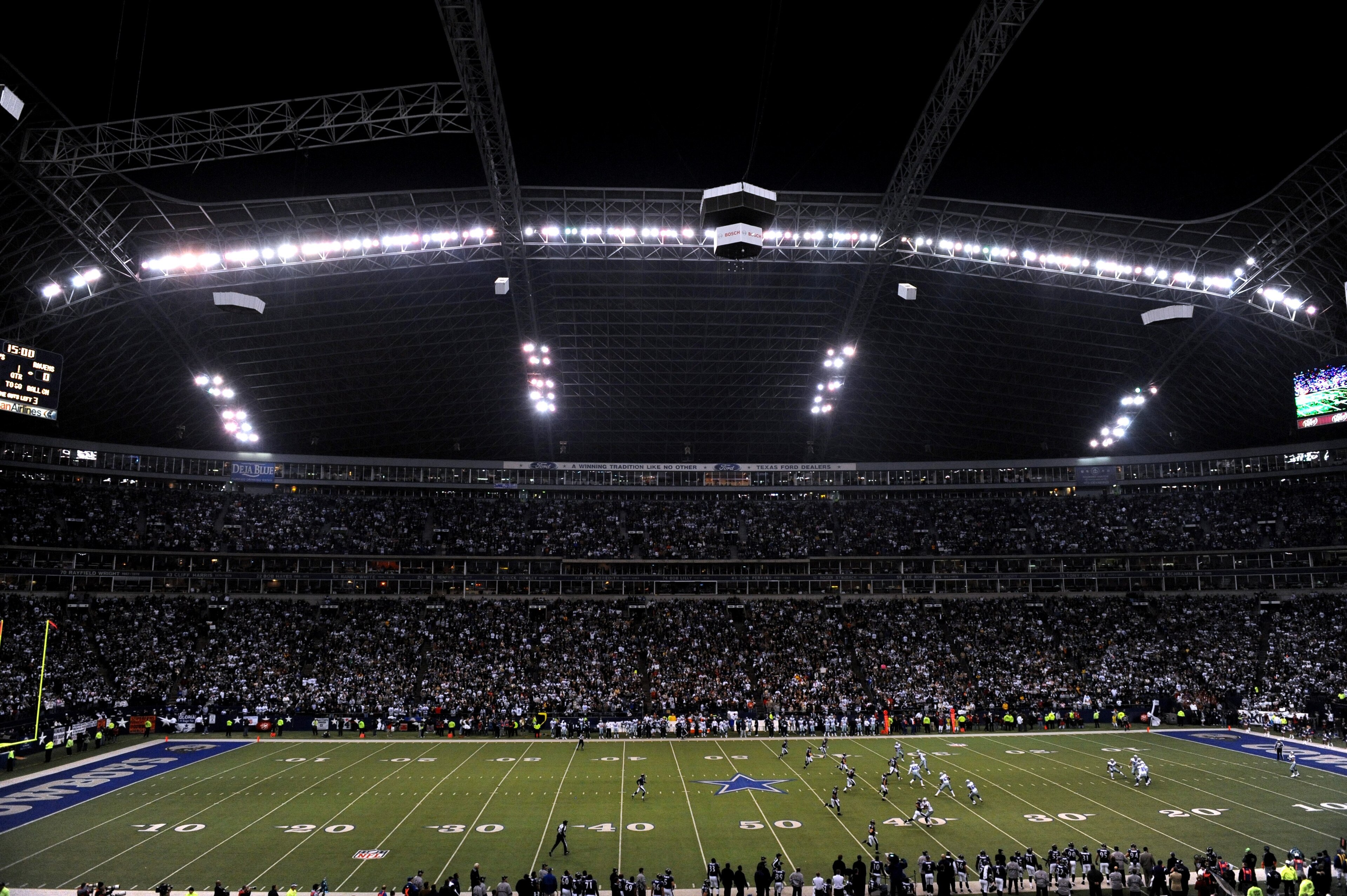 IRVING, TX - DECEMBER 20:  A general view of play at Texas Stadium during the NFL game between the Baltimore Ravens and the Dallas Cowboys on December 20, 2008 in Irving, Texas. The Ravens defeated the Cowboys 33-24. (Photo by Ronald Martinez/Getty Images