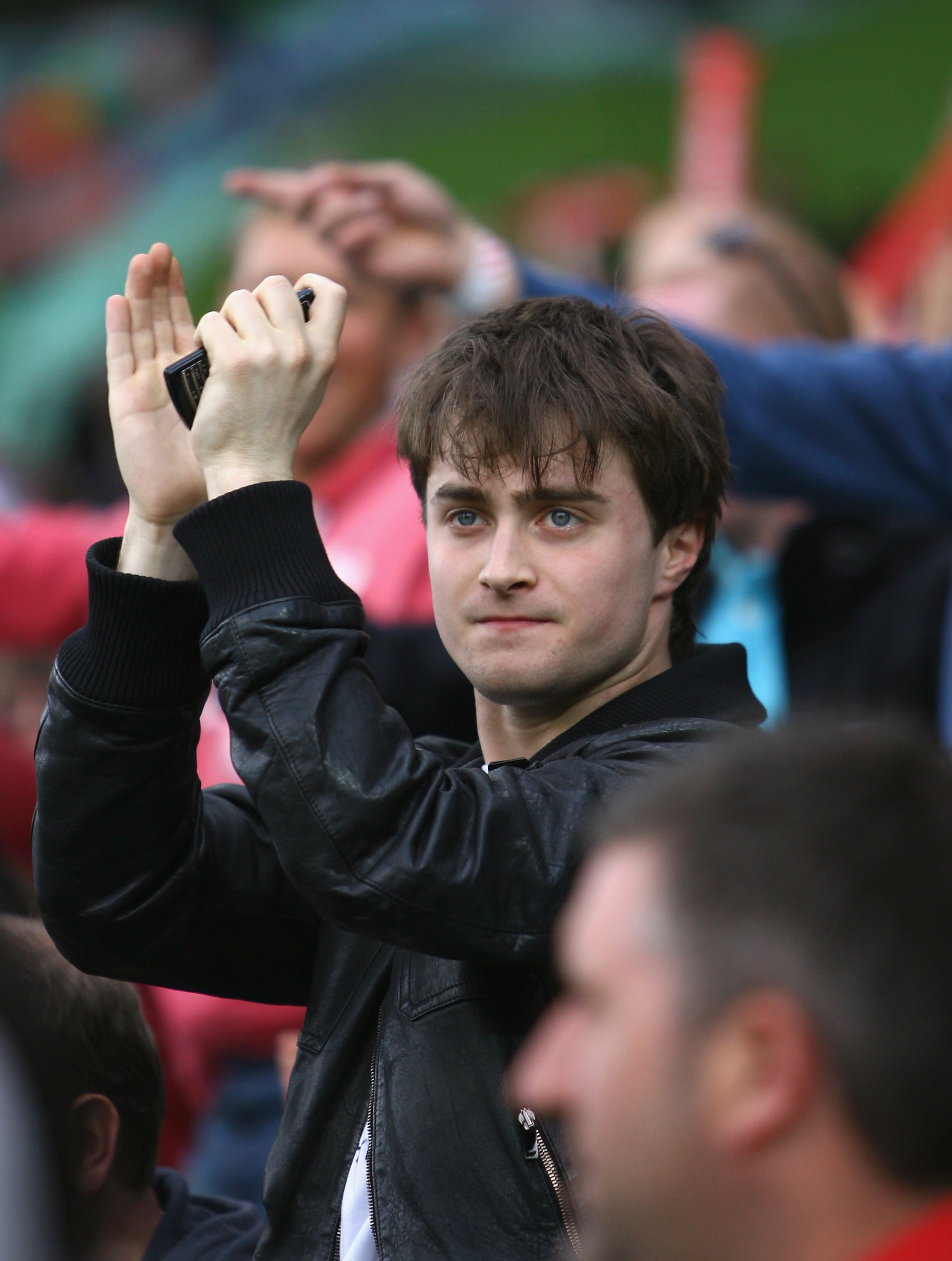 LONDON, ENGLAND - JUNE 07:  Harry Potter actor Daniel Radcliffe cheers on England during the ICC Twenty20 World Cup match between England and Pakistan at The Brit Oval on June 7, 2009 in London, England.  (Photo by Tom Shaw/Getty Images)