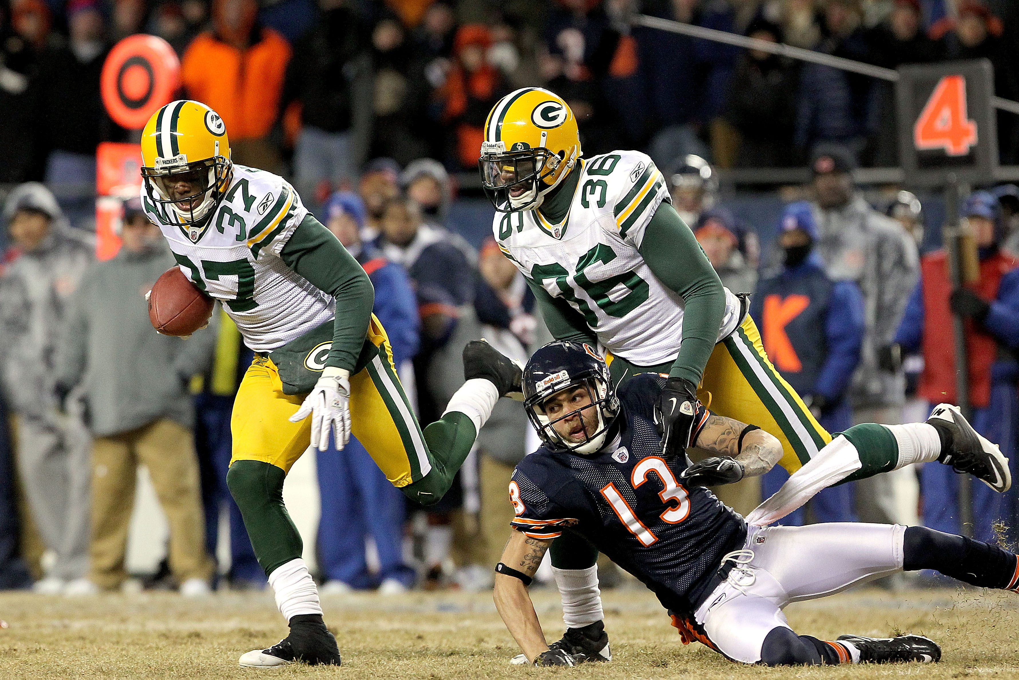 CHICAGO, IL - JANUARY 23:  Sam Shields #37 of the Green Bay Packers intercepts the game's final pass and runs for 32-yards to seal the 21-14 victory for the Packers against the Chicago Bears in the NFC Championship Game at Soldier Field on January 23, 201