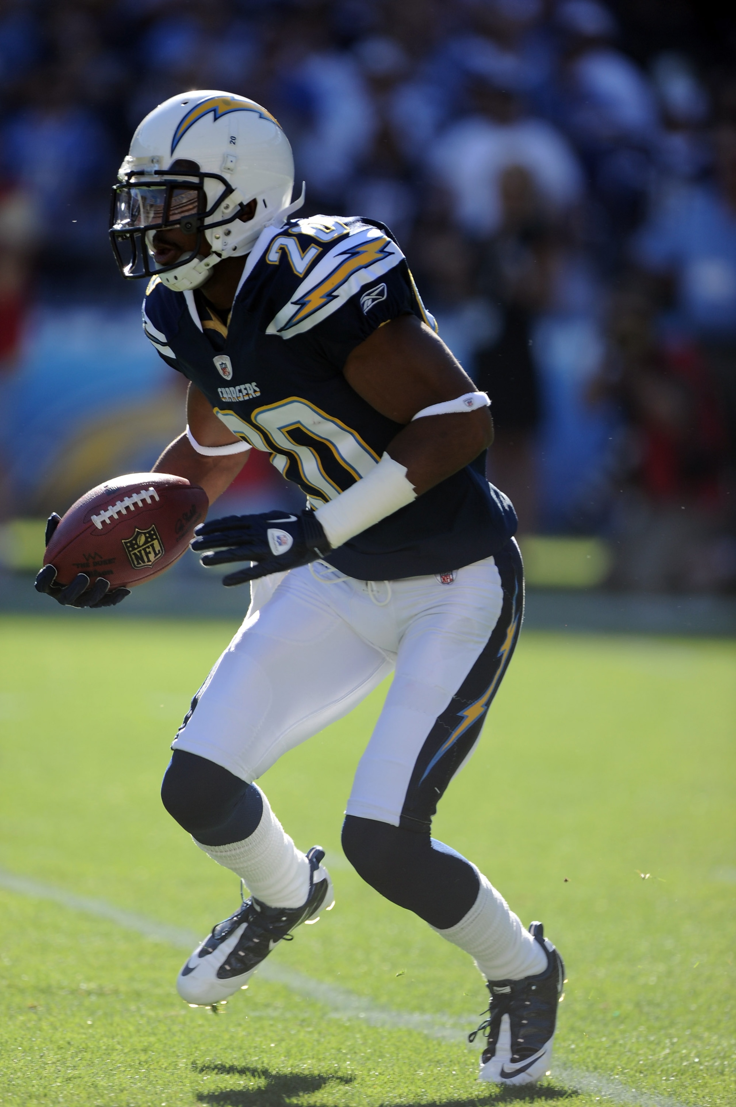 SAN DIEGO, CA - DECEMBER 12:  Antoine Cason #20 of the San Diego Chargers returns a kick during the game against the Kansas City Chiefs at Qualcomm Stadium on December 12, 2010 in San Diego, California.  (Photo by Harry How/Getty Images)