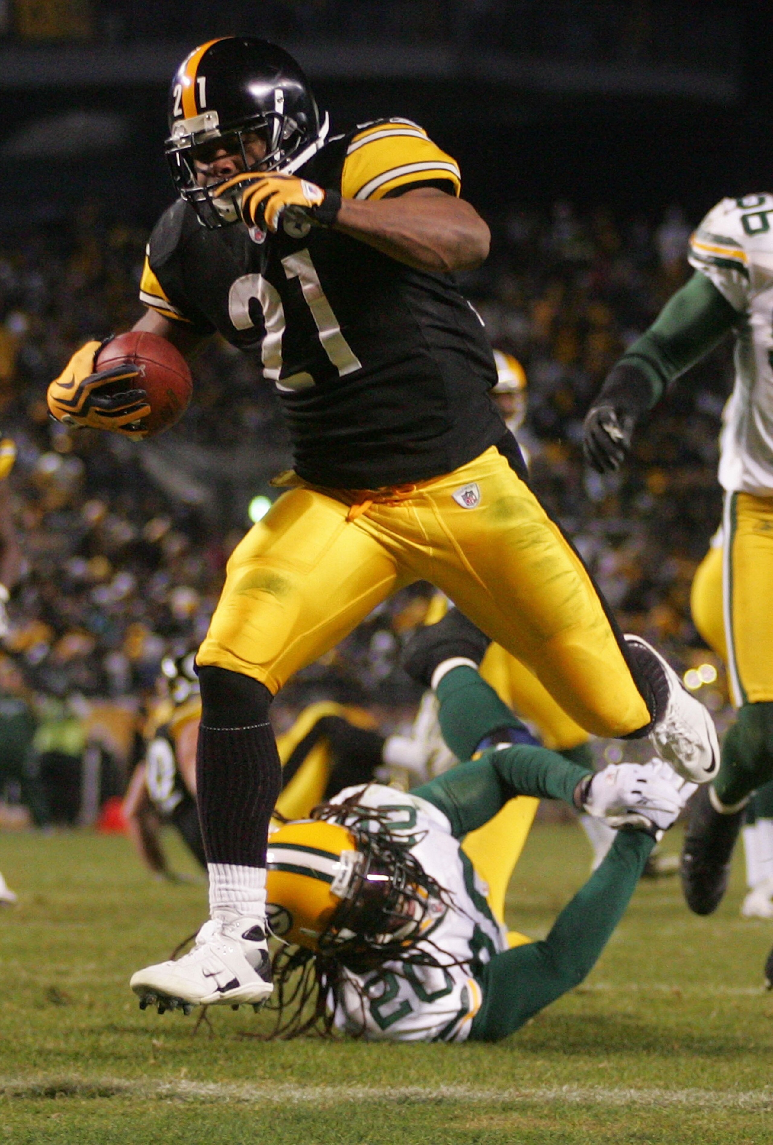 PITTSBURGH - DECEMBER 20: Mewelde Moore #21 of the Pittsburgh Steelers runs past Atari Bigby #20 of the Green Bay Packers in the second quarter against the Green Bay Packers during the game on December 20, 2009 at Heinz Field in Pittsburgh, Pennsylvania. PITTSBURGH - DECEMBER 20: Mewelde Moore #21 of the Pittsburgh Steelers runs past Atari Bigby #20 of the Green Bay Packers in the second quarter against the Green Bay Packers during the game on December 20, 2009 at Heinz Field in Pittsburgh, Pennsylvania.