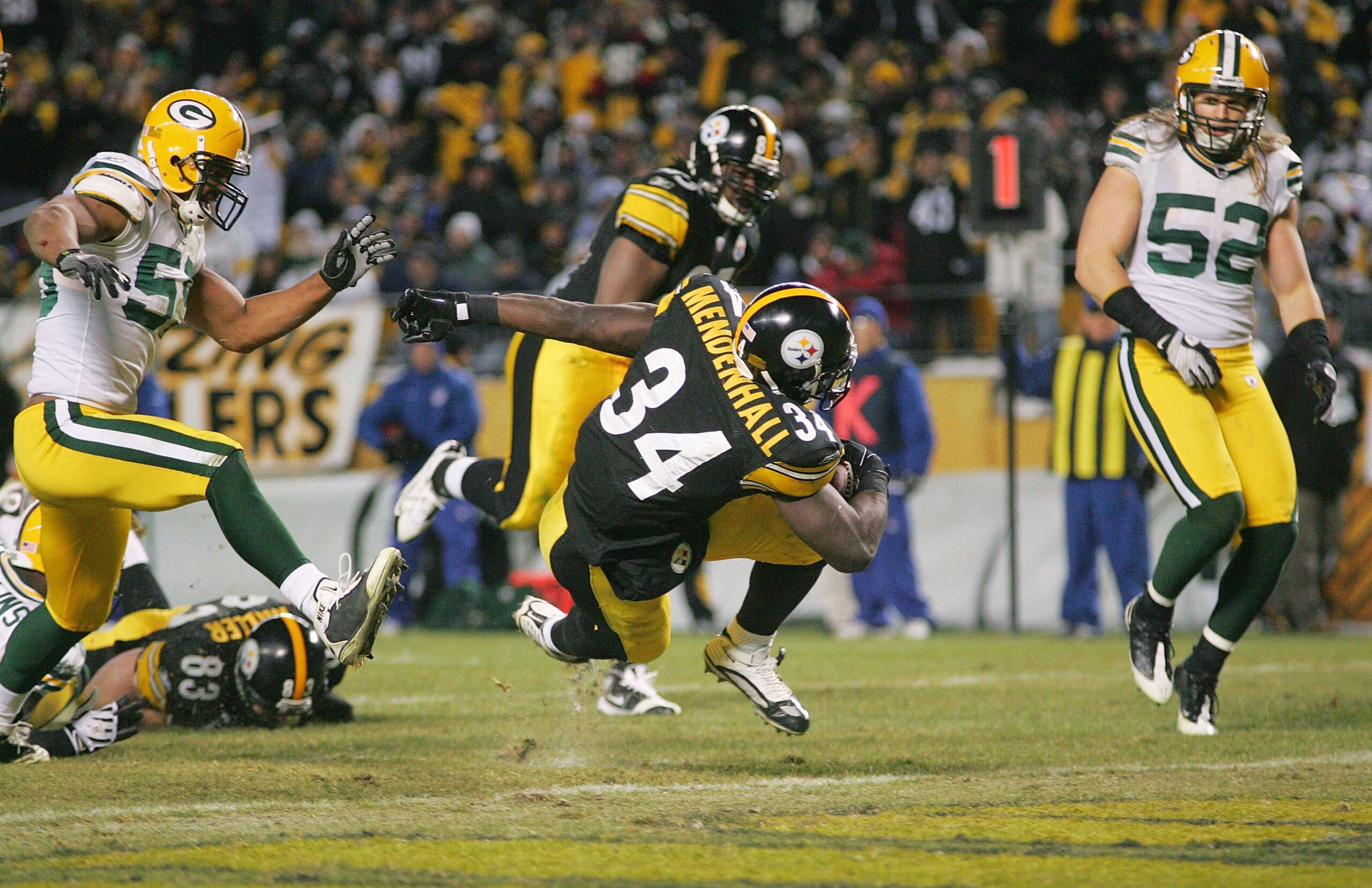PITTSBURGH - DECEMBER 20: Rashard Mendenhall #34 of the Pittsburgh Steelers runs in for the touchdown in front of Brad Jones #59 and Clay Matthews #52 of the Green Bay Packers during the game on December 20, 2009 at Heinz Field in Pittsburgh, Pennsylvania